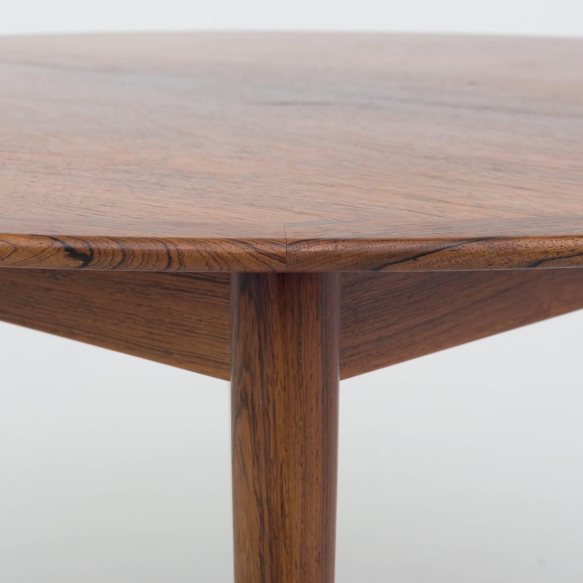 Round dining table in rosewood with two extension leaves of 50 cm. Maker P. Jeppesen.
