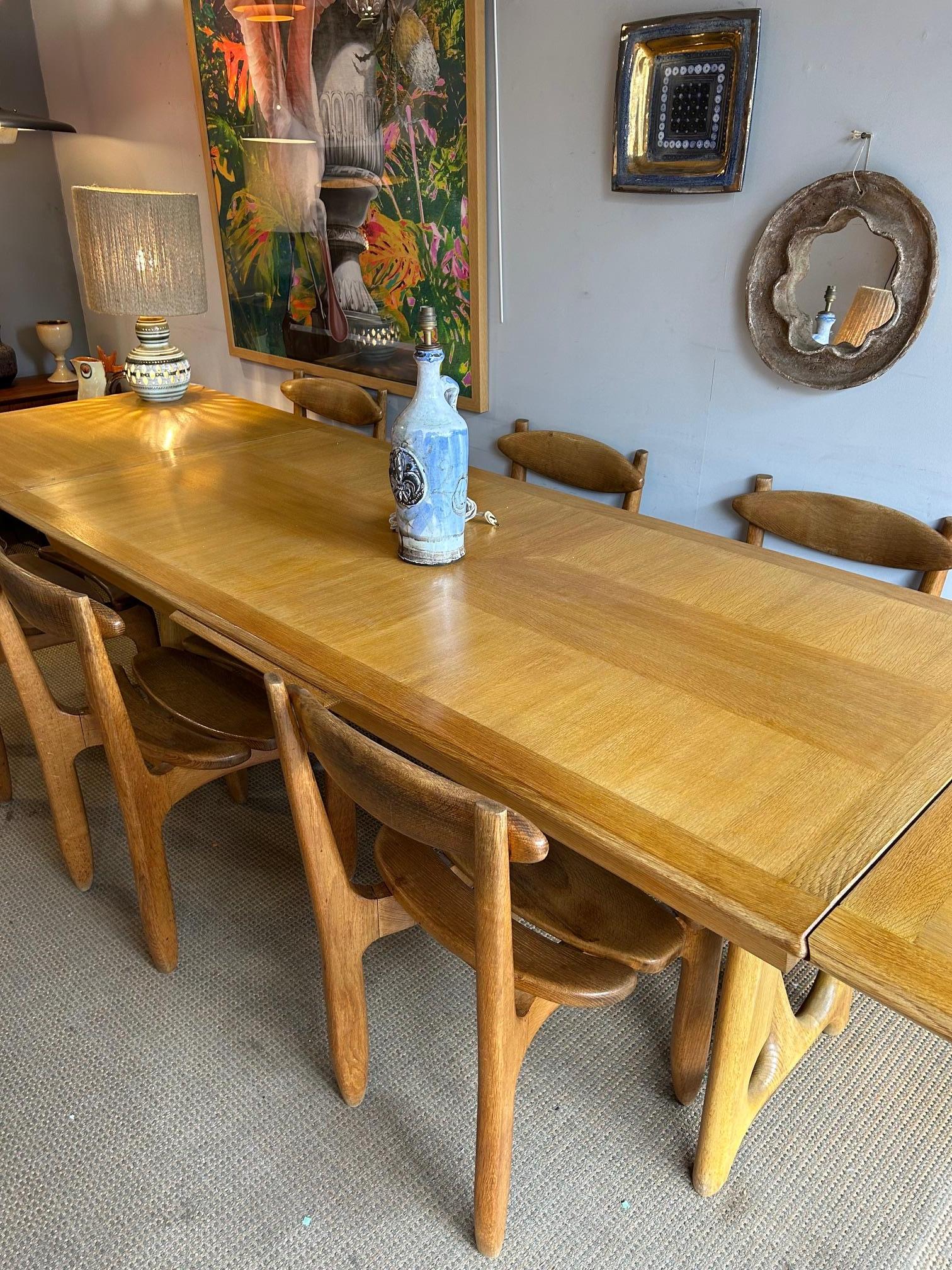 Chêne Table de salle à manger par Guillerme & Chambron, Circa 1960's, France en vente