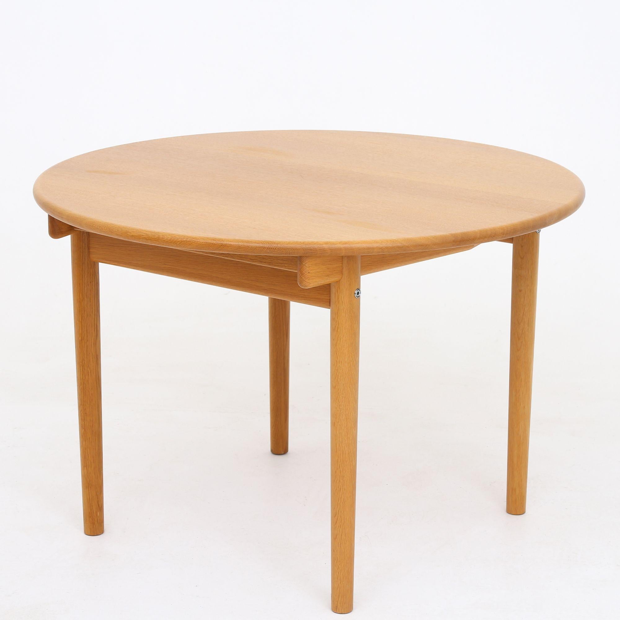 PP 70 - dining table in lacquered, solid oak. Hans J. Wegner / PP Møbler.