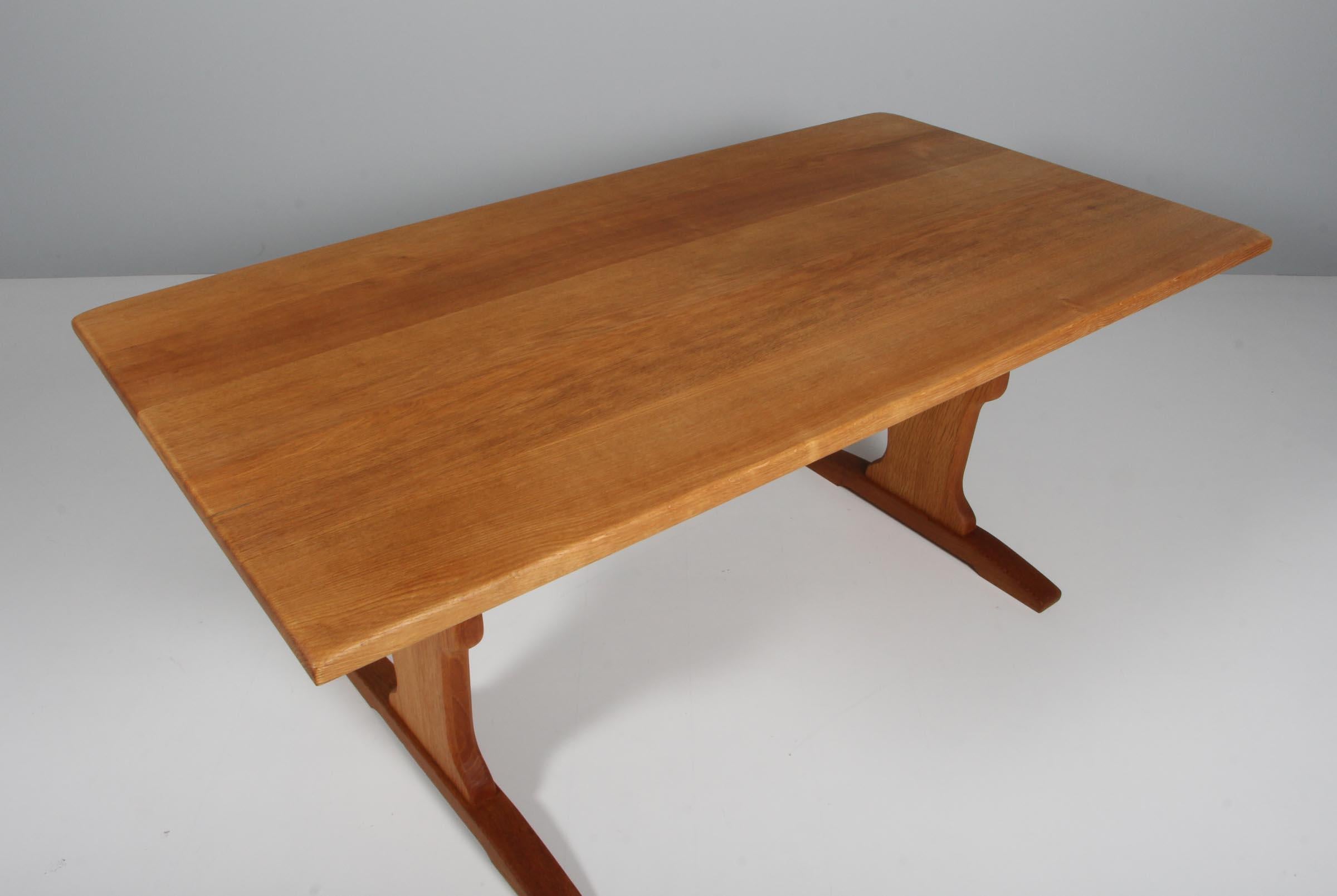 Striking dining table in oak with two extension leafes of 45 cm. By Henry Kjærnulf. 

Refreshing design with bold Baroque coming together nicely with Mid-Century Modernism.

Made by EG møbler in the 1970s.

Perfect match for Henry Kjærnulf