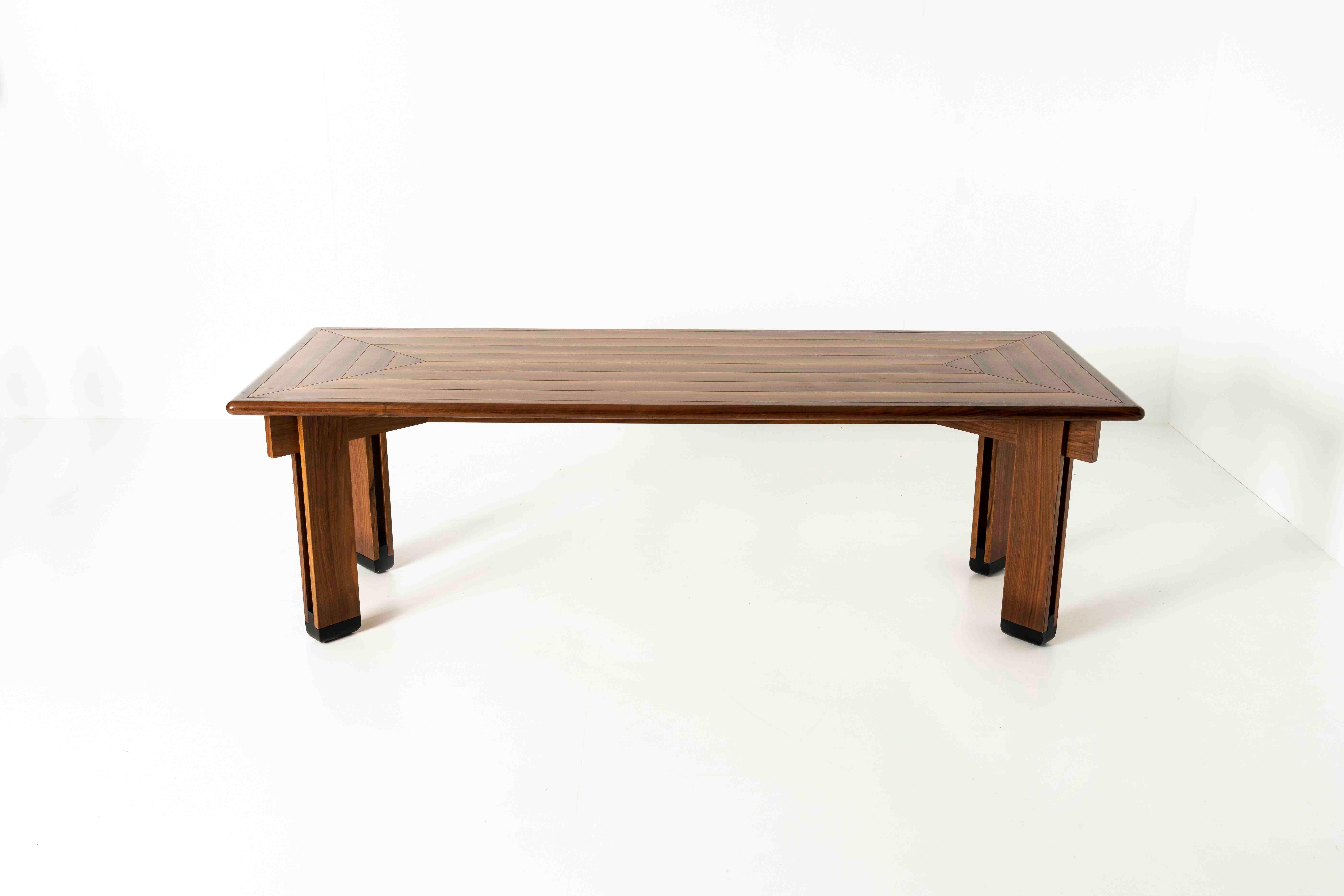 Impressive dining table iby Ico Parisi for Brugnoli Mobili Cantù from Italy, the 1950s. This table has a base with well-designed legs that feature a vertical lining and we think it is walnut. The top has an inlay of wood in a pattern. The table is
