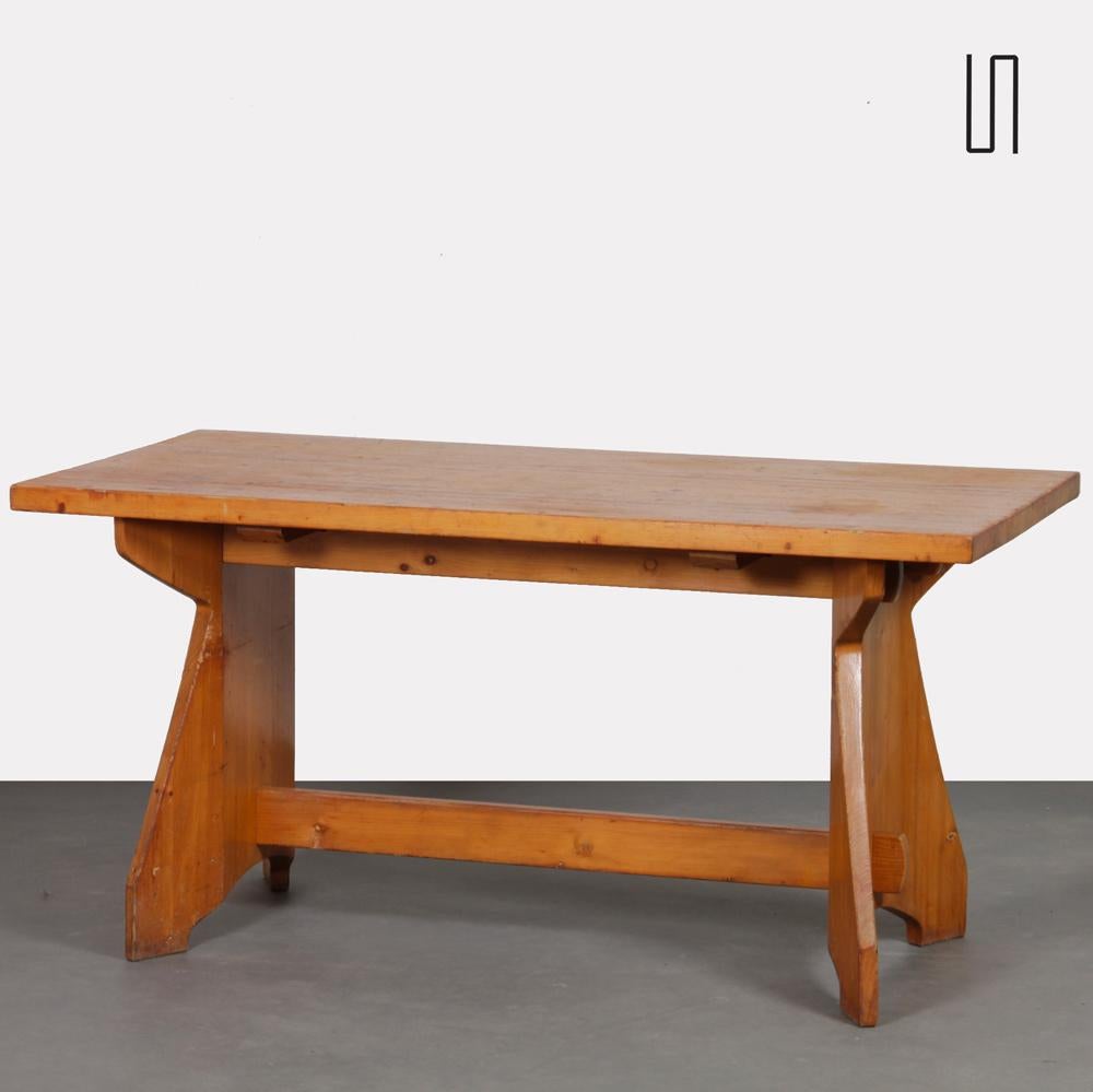 Esta mesa de comedor fue diseñada por Jacob Kielland-Brandt para la editorial I. Christiansen en la década de 1960. Este mueble de pino macizo está en estado vintage. 