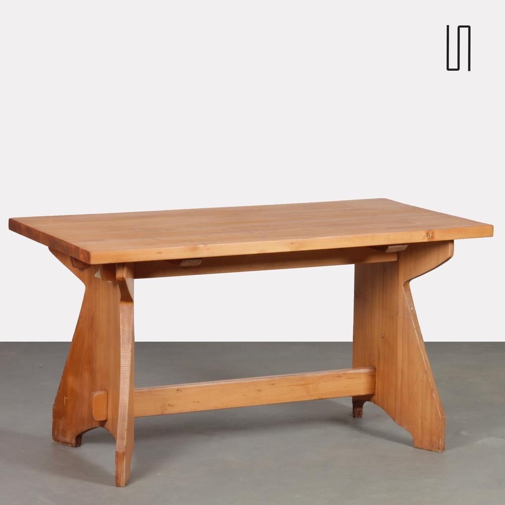 Cette table de salle à manger a été conçue par Jacob Kielland-Brandt pour l'éditeur I+I dans les années 1960. Ce meuble en pin massif est en bon état vintage.