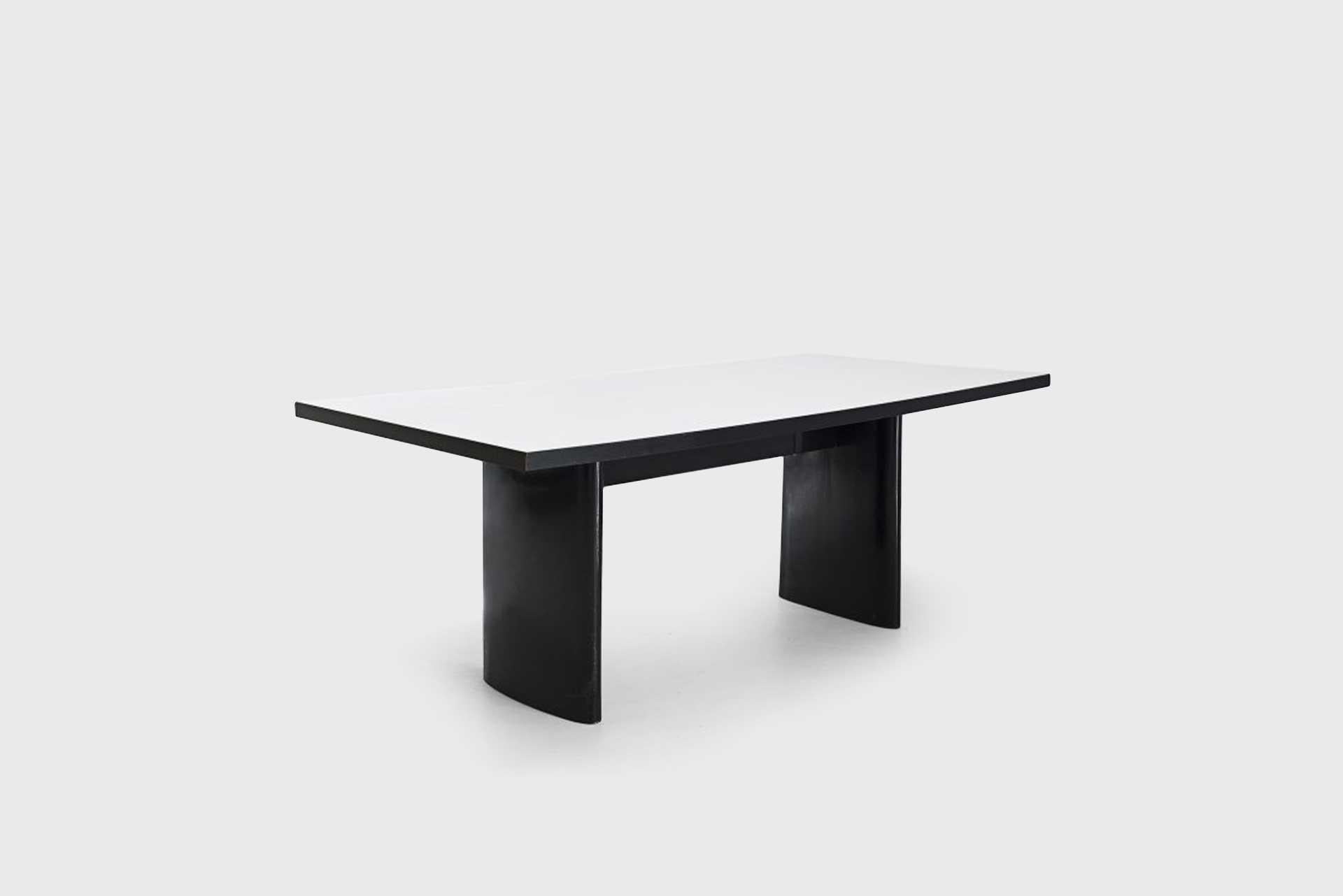 Table à manger importante
Fabriqué par Tenreiro Moveis e Decoraçoes
Brésil, 1950
Bois massif de jacaranda ébonisé et plateau en formica laqué blanc

Mesures
223 cm x 98 cm x 74h cm
87,69 in x 38,58 in x 29,13h in

Littérature
Joaquim Tenreiro, par