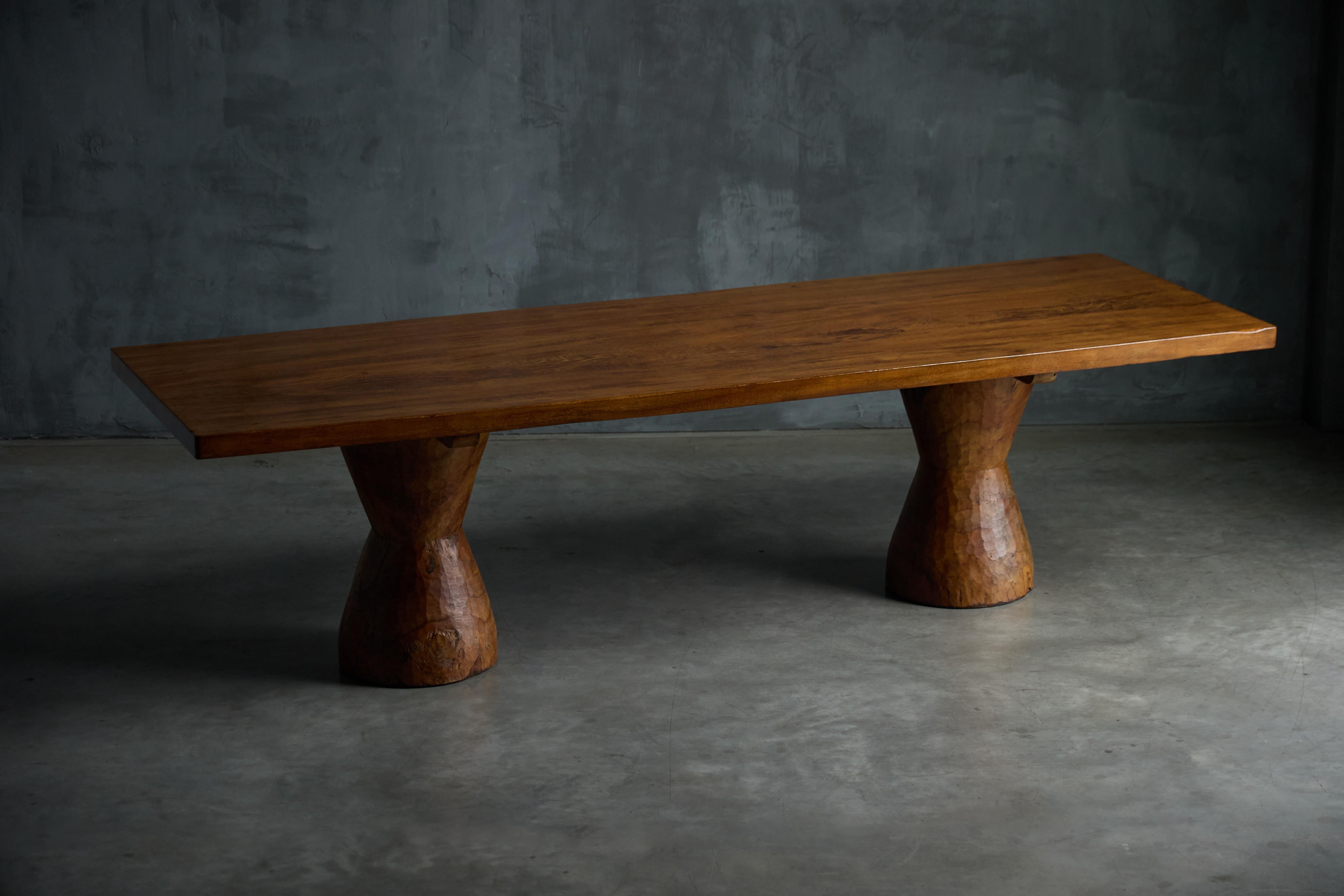 Esta excepcional mesa de comedor se atribuye al renombrado diseñador y arquitecto brasileño José Zanine Caldas. Fabricada con madera de pequi maciza recuperada, la mesa resalta la riqueza y textura naturales del material. El tablero rectangular
