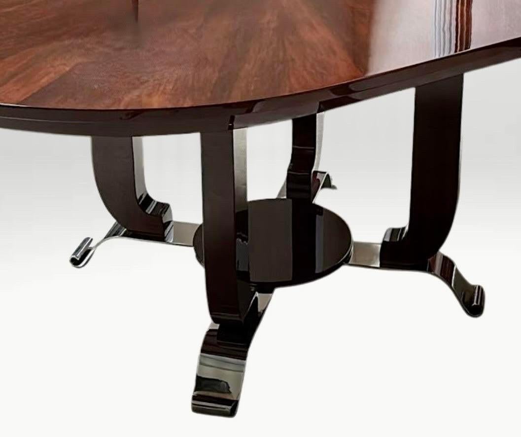 Preciosa mesa de comedor ovalada firmada en placa por Jules Leleu. Madera de palisandro reformada con pies de metal cromado, firmada en marfil.

Jules Leleu fue un diseñador de muebles francés famoso por atemperar el Modernismo con líneas clásicas.