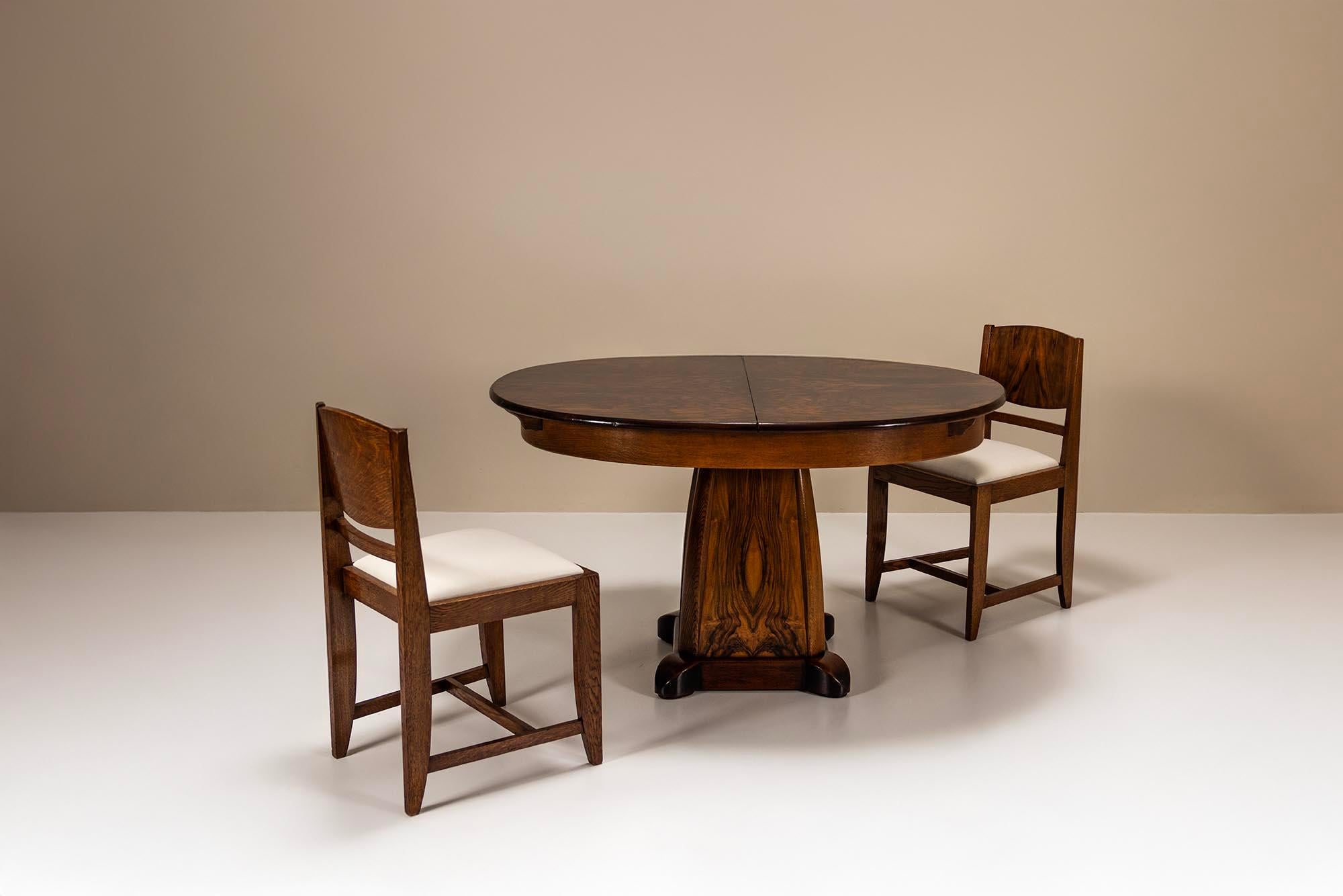 Esta mesa de comedor de 1927, diseñada por Paul Bromberg para Pander, muestra la expresiva artesanía típica de la Escuela de Ámsterdam y La Haya. Es una obra rara y muy cuidada, publicada en el libro de Monique Teunissen sobre Bromberg (página 14) y
