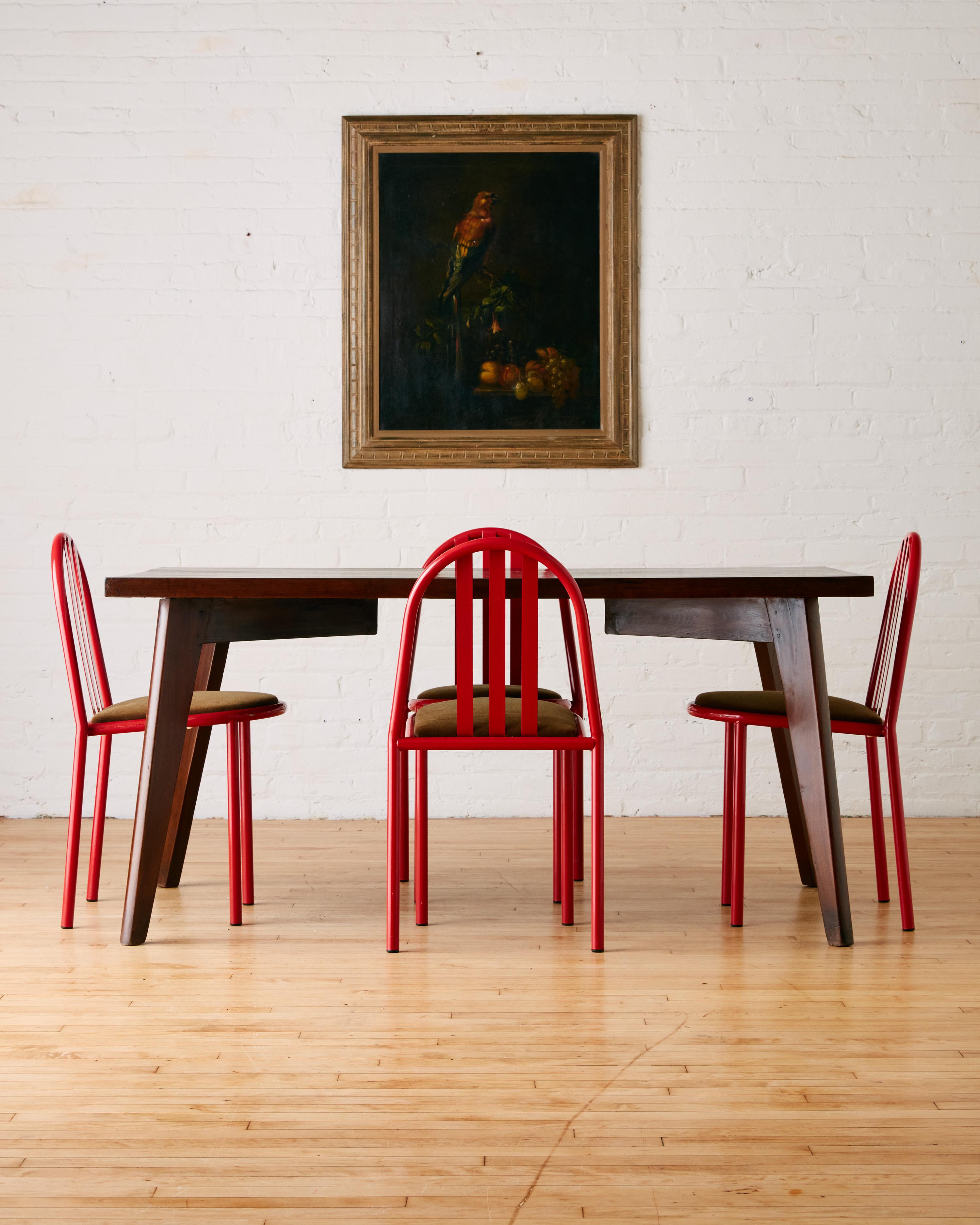 Table de salle à manger de Pierre Jeanneret, circa 1961 (Modèle PJ-TA-01-A), fabriquée en bois de teck massif avec des pieds en fuseau. Il s'agit de la version la plus petite, couramment utilisée à la fois sur le plan fonctionnel et à des fins