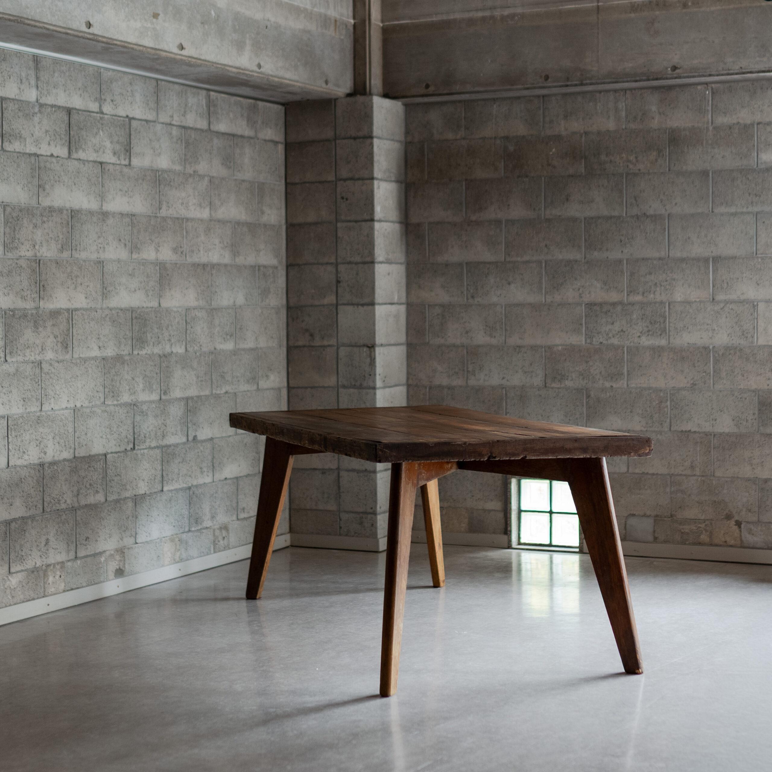 Une table de salle à manger en bois massif conçue par Pierre Jeanneret pour le projet de Chandigarh. Avec ses pieds fuselés et son épais plateau rectangulaire, la pièce illustre la pureté architecturale et l'honnêteté de la construction de Jeanneret.