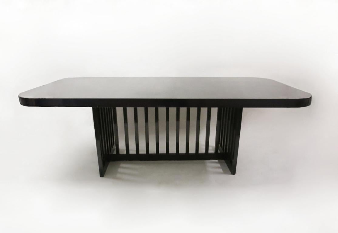 Table de salle à manger rectangulaire à coins arrondis conçue par Richard Meier avec un piètement à lattes, le tout dans une finition laquée noire polie sur bois d'érable.