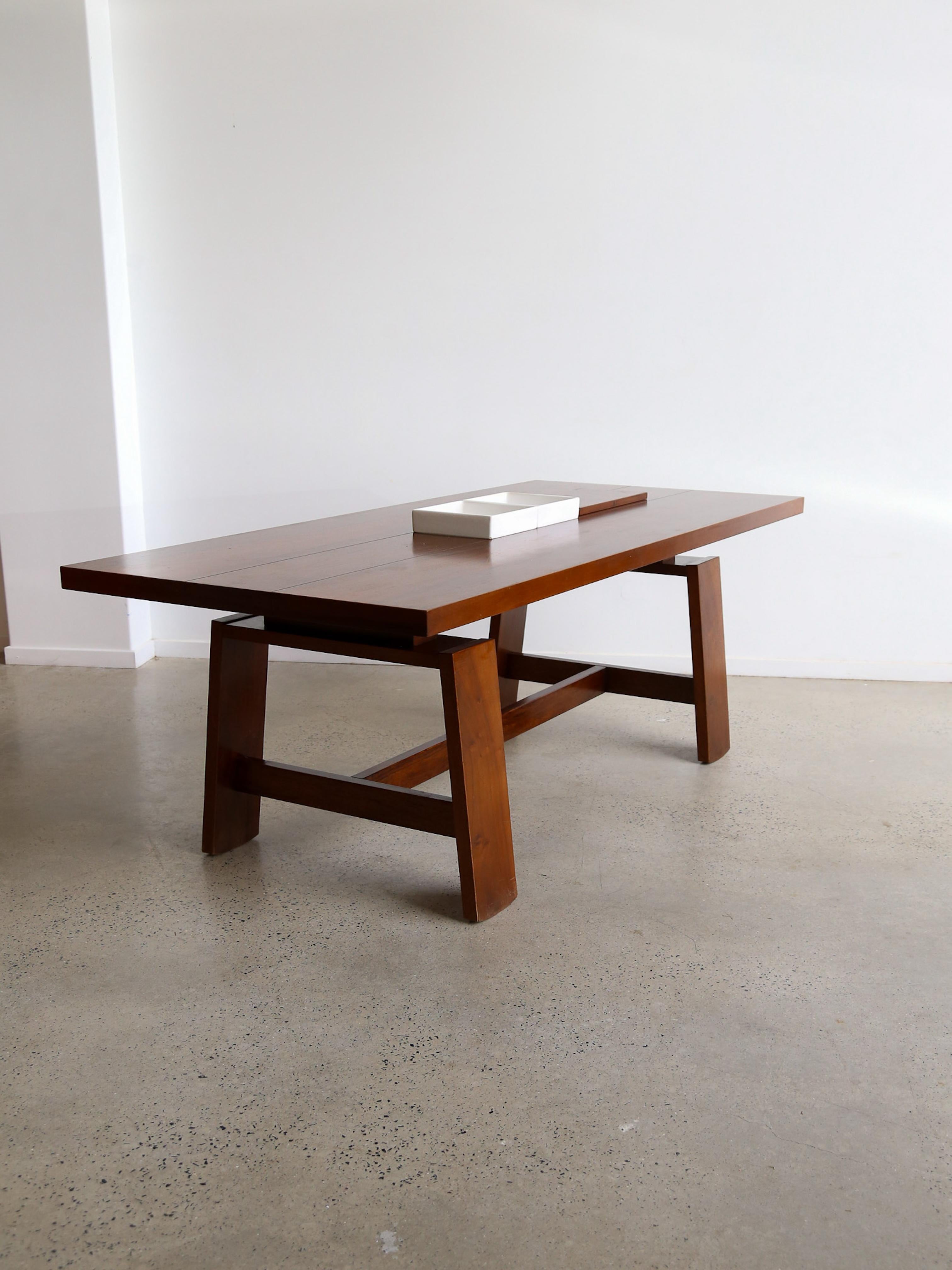 La table modèle 611 a été conçue au début des années 60. Elle est dotée d'un cadre et d'un plateau en bois avec un compartiment mobile et des éléments de rangement en céramique émaillée, qui peuvent être utilisés pour partager des amuse-gueules ou