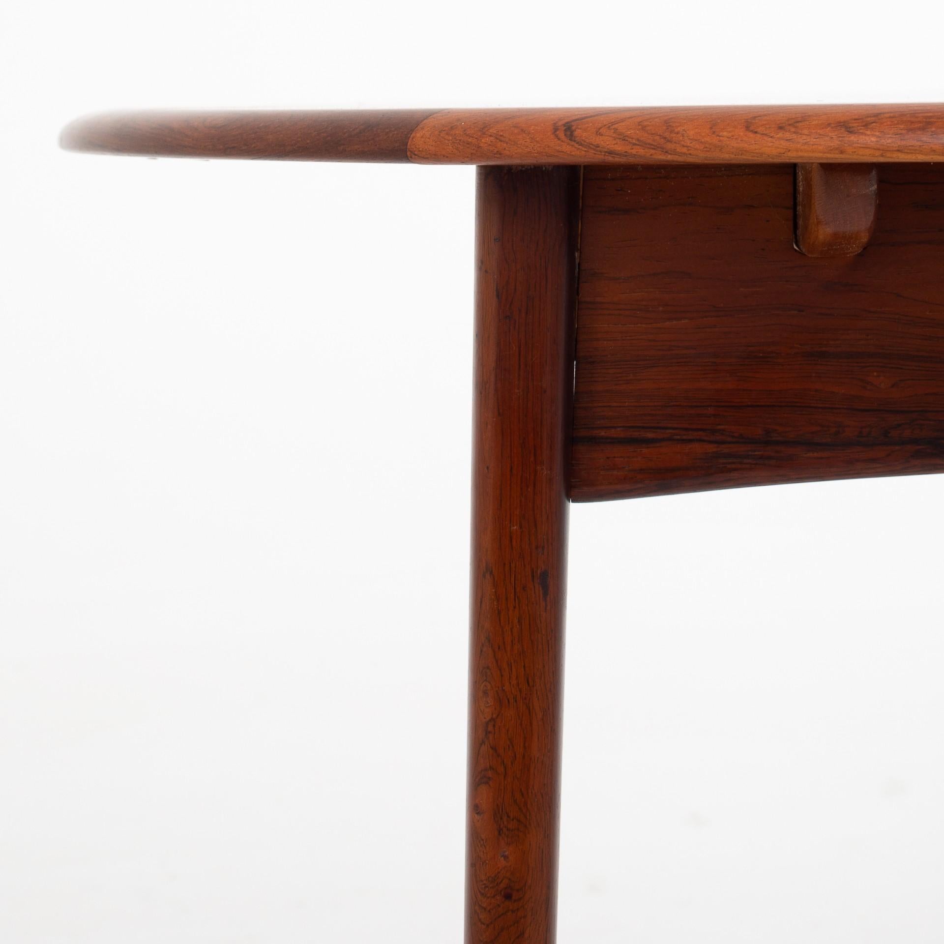 Dining table in rosewood with 2 butterfly extension leaves of 30 cm. Maker K. Knudsen & Søn.