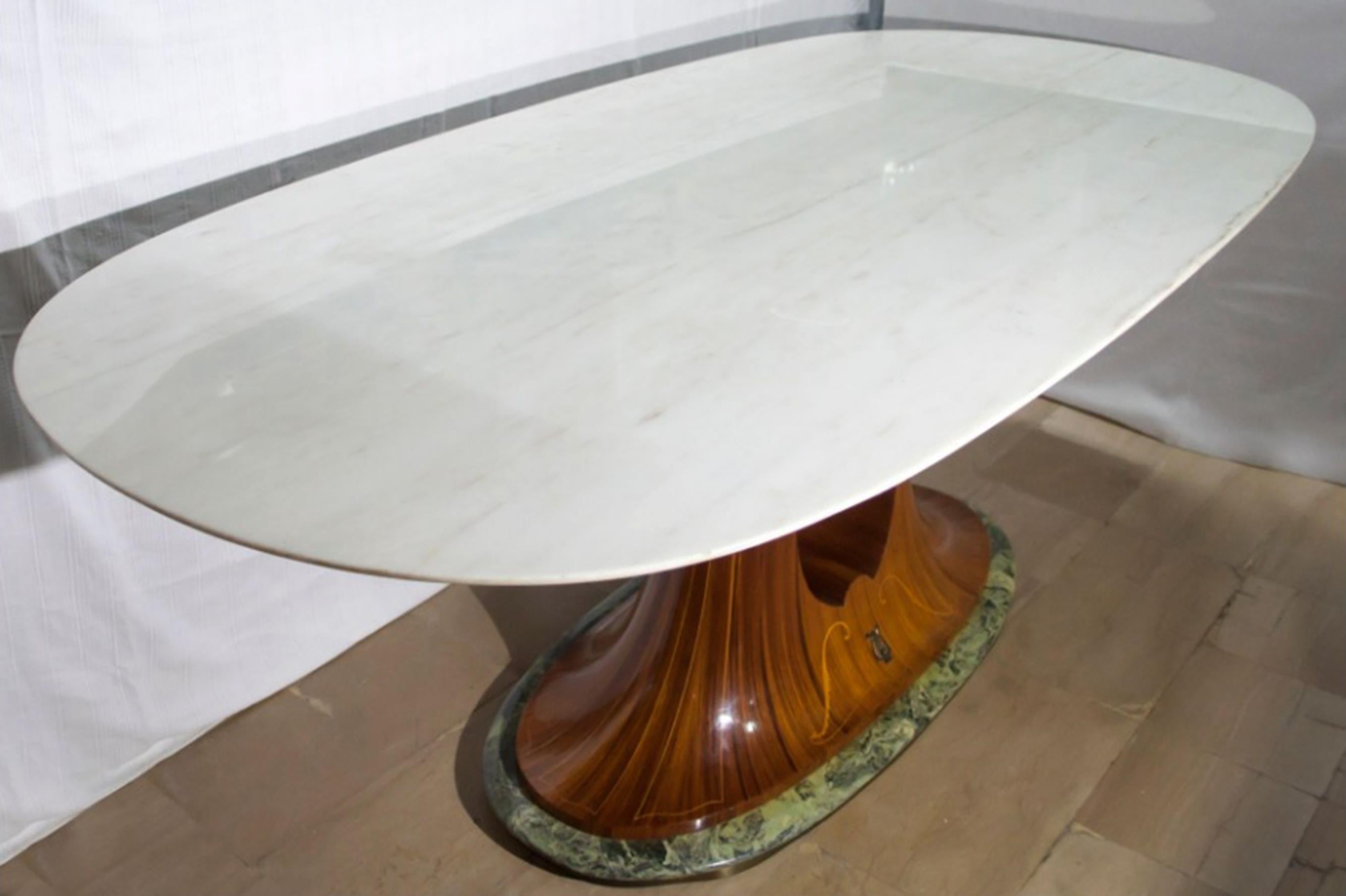 Attributed to the Italian designer Vittorio Dassi, this table from the 1950s features marble elements, the white marble top and the precious marble base of the Alps. The table is inlaid and covered in rosewood with brass friezes.