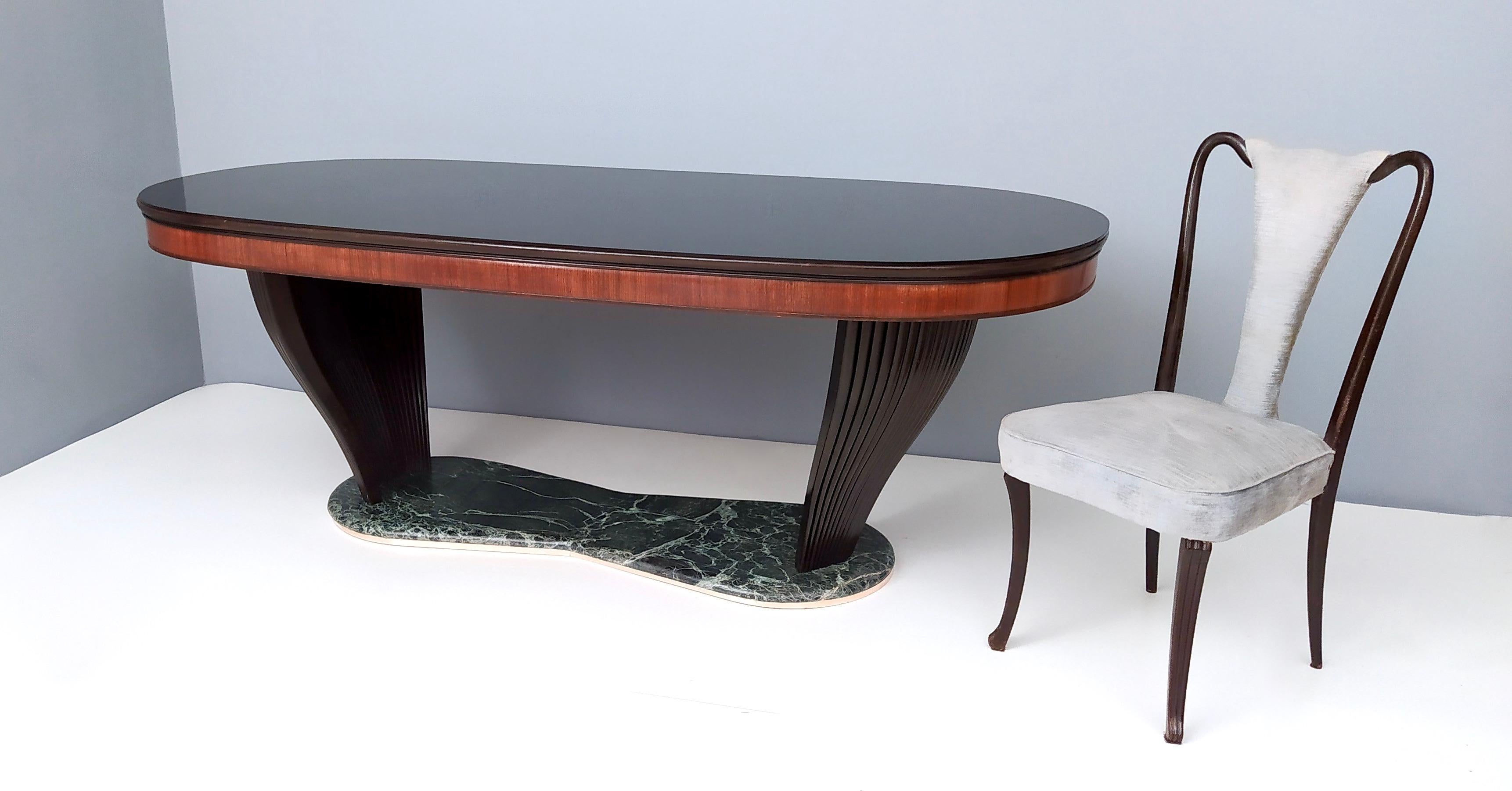 Mid-Century Modern Table de salle à manger par Vittorio Dassi avec plateau ovale en verre opalin noir et base en marbre en vente