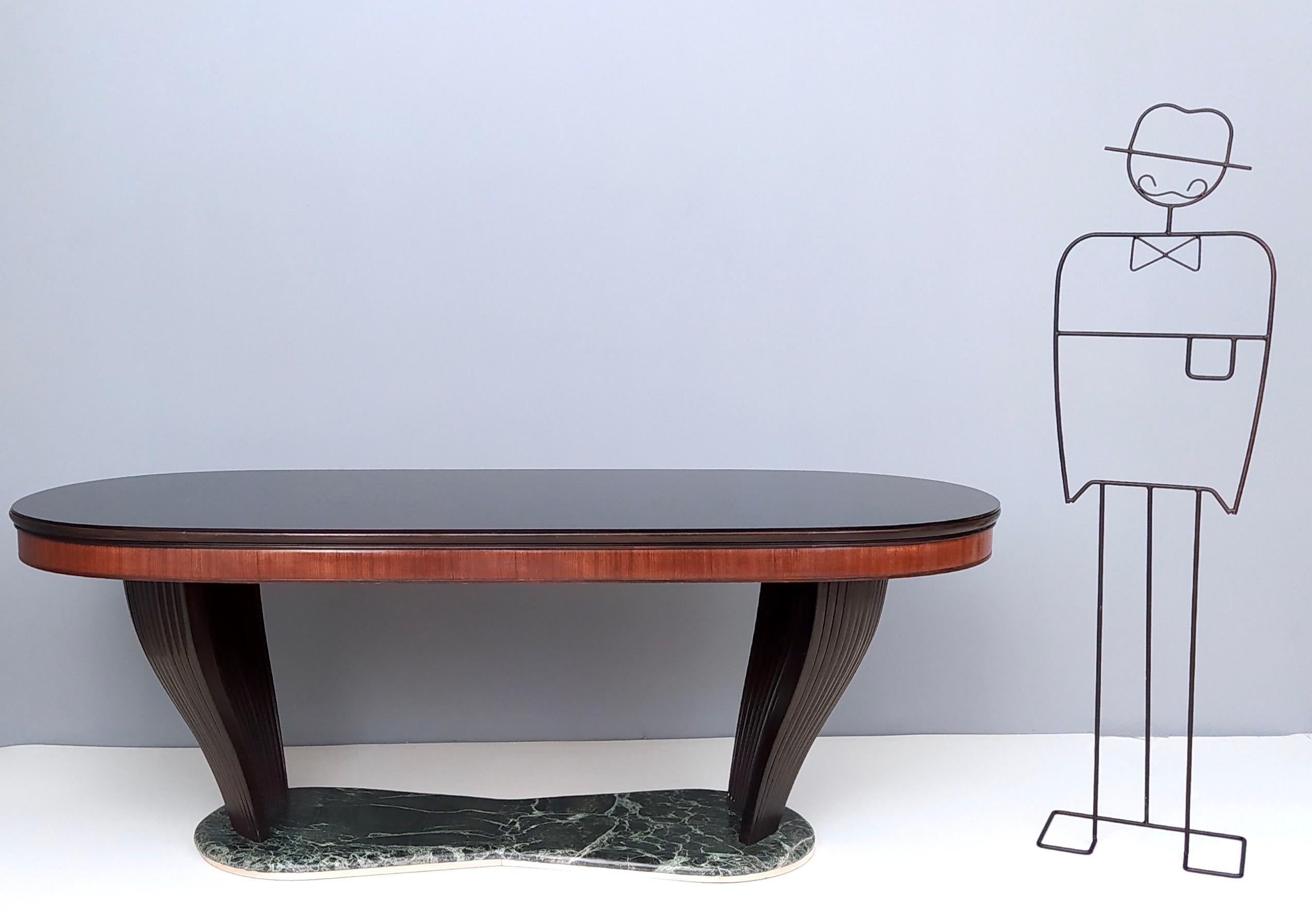 italien Table de salle à manger par Vittorio Dassi avec plateau ovale en verre opalin noir et base en marbre en vente