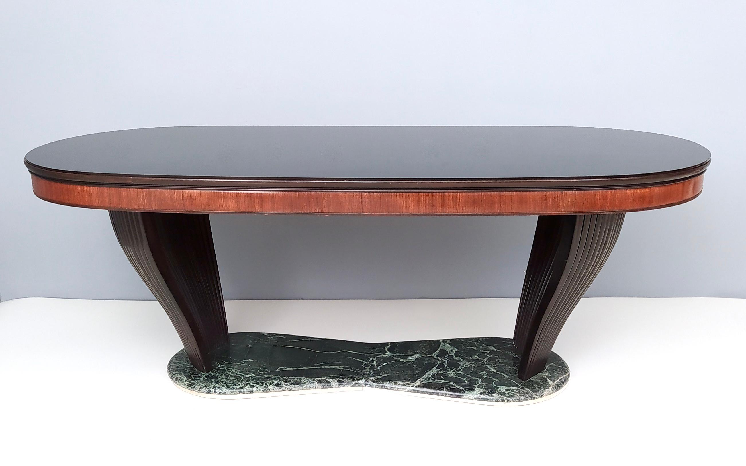 Table de salle à manger par Vittorio Dassi avec plateau ovale en verre opalin noir et base en marbre Excellent état - En vente à Bresso, Lombardy