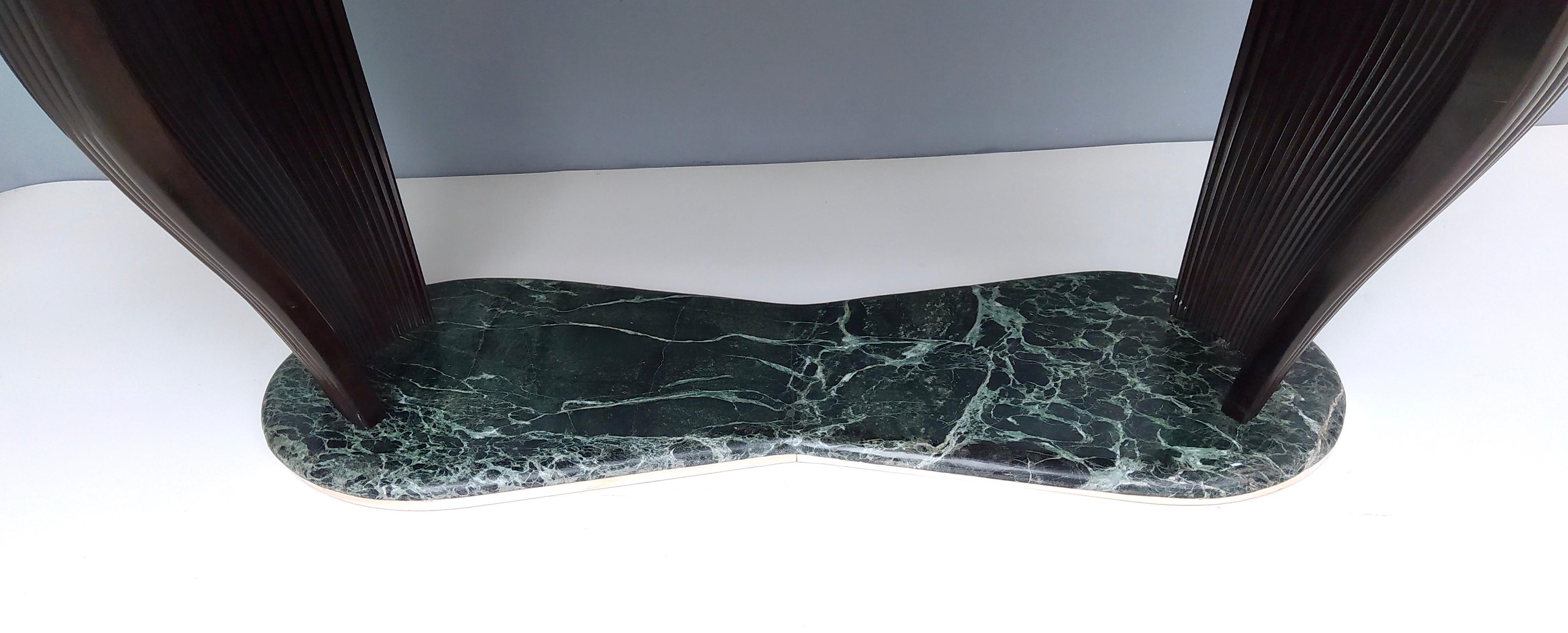 Milieu du XXe siècle Table de salle à manger par Vittorio Dassi avec plateau ovale en verre opalin noir et base en marbre en vente