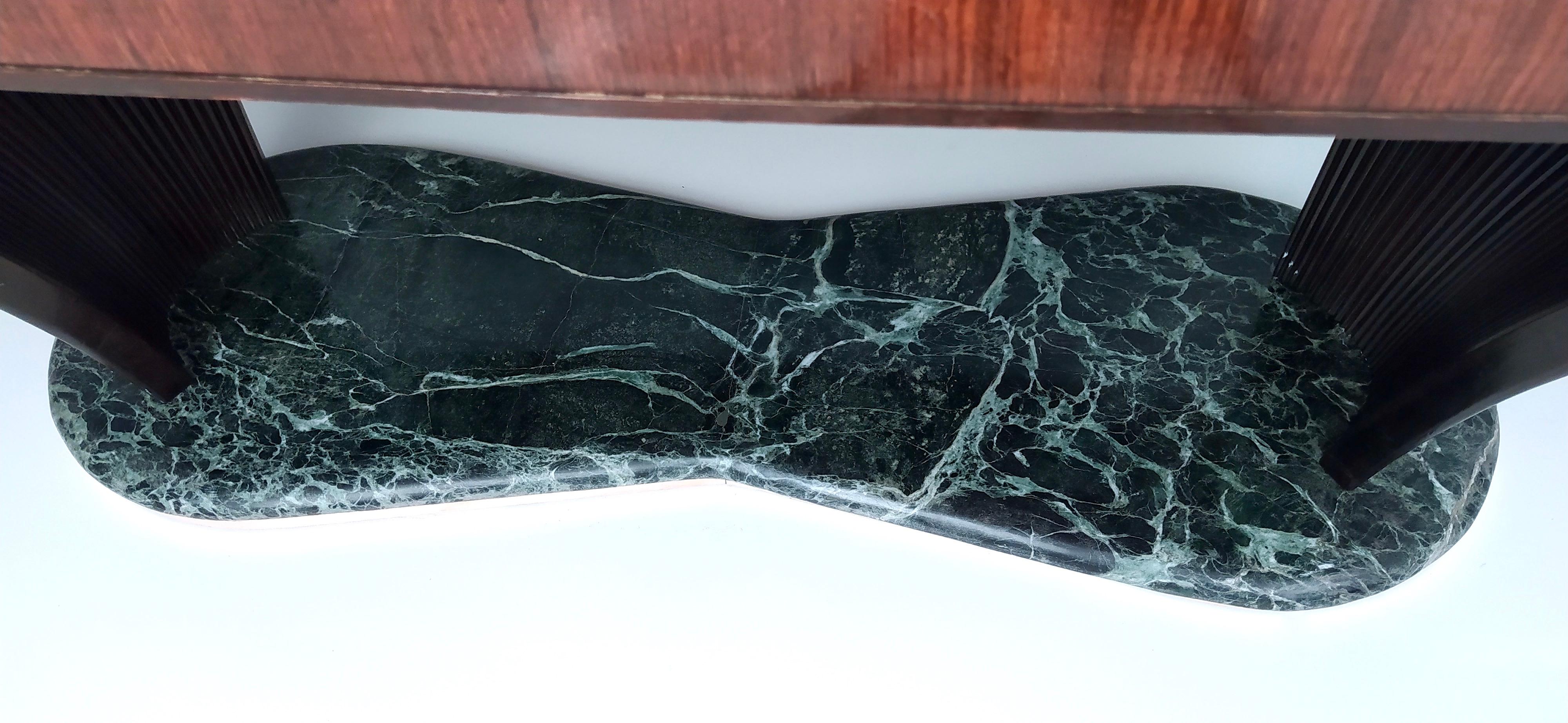 Laiton Table de salle à manger par Vittorio Dassi avec plateau ovale en verre opalin noir et base en marbre en vente