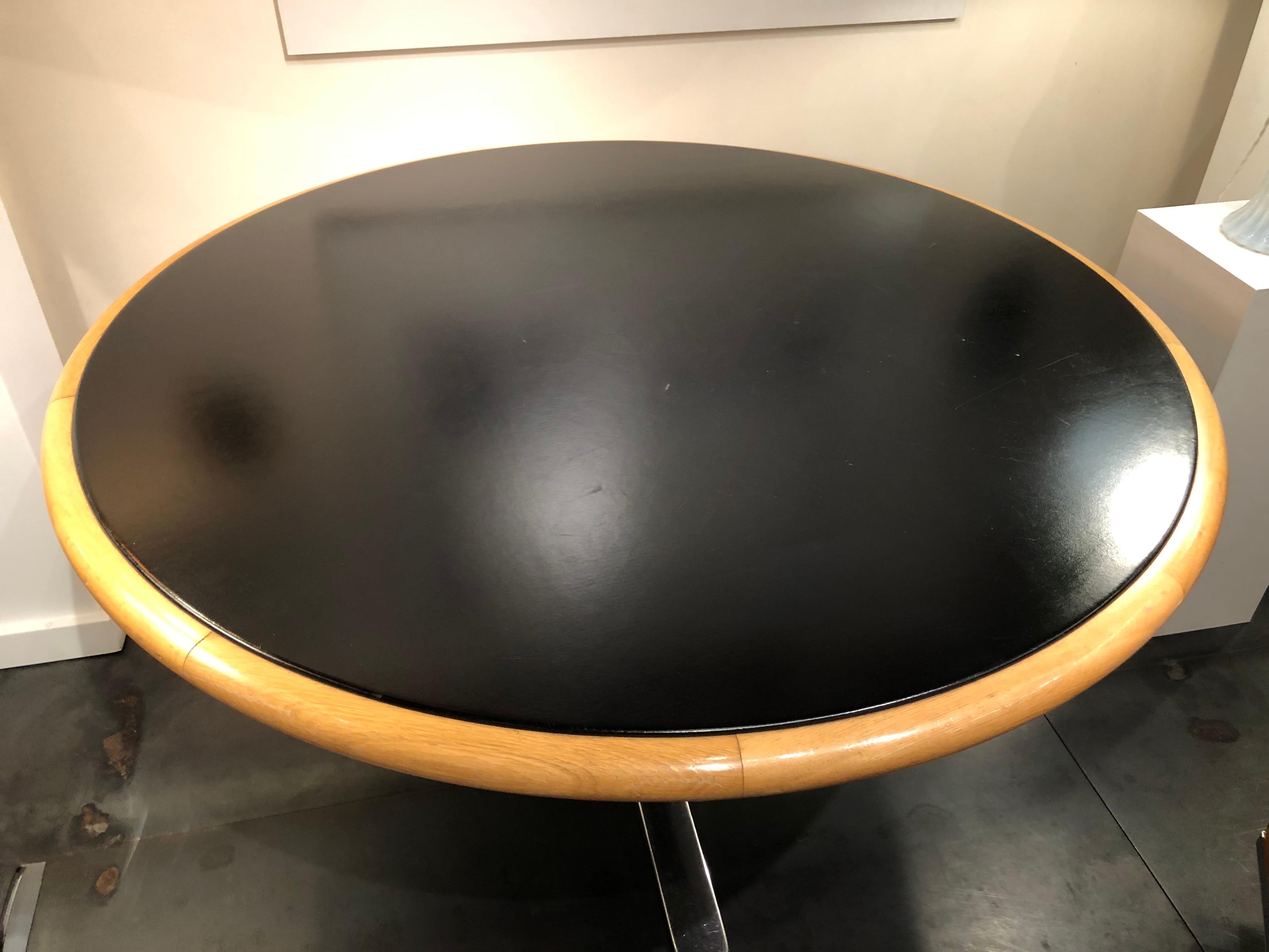Dining table by Warren Platner for Knoll International, USA circa 1968.
Round top in massive oak recovered with black leather. Basement in chrome plated steel.
The leather is in its original condition and has some marks of use.