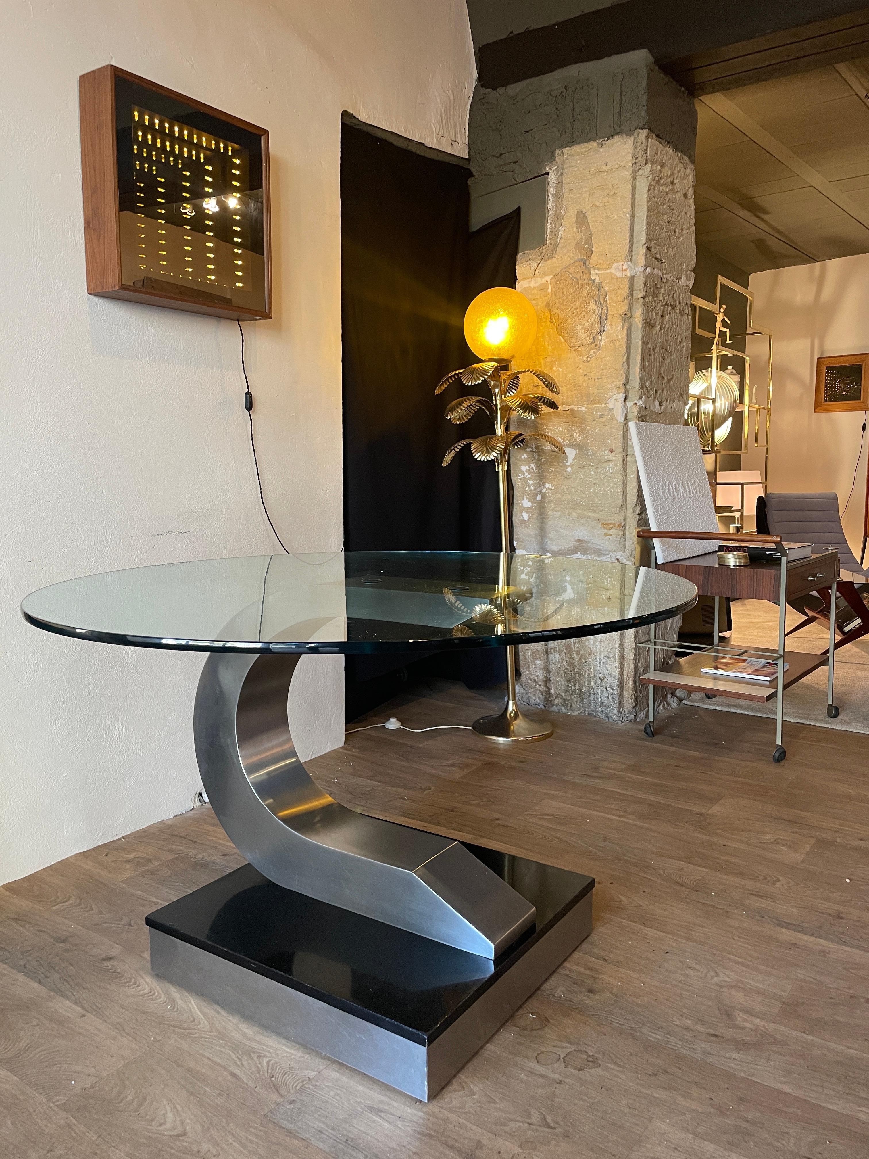 Round dining table by Willy Rizzo for Mario Sabot, top in 2 cm thick glass. Lacquered wood and steel structure. 70s design.
For an interior design, space age, seventies, pop, ... In the style of Willy Rizzo, Knoll, Ico Parisi, Romeo Rega, Eames.