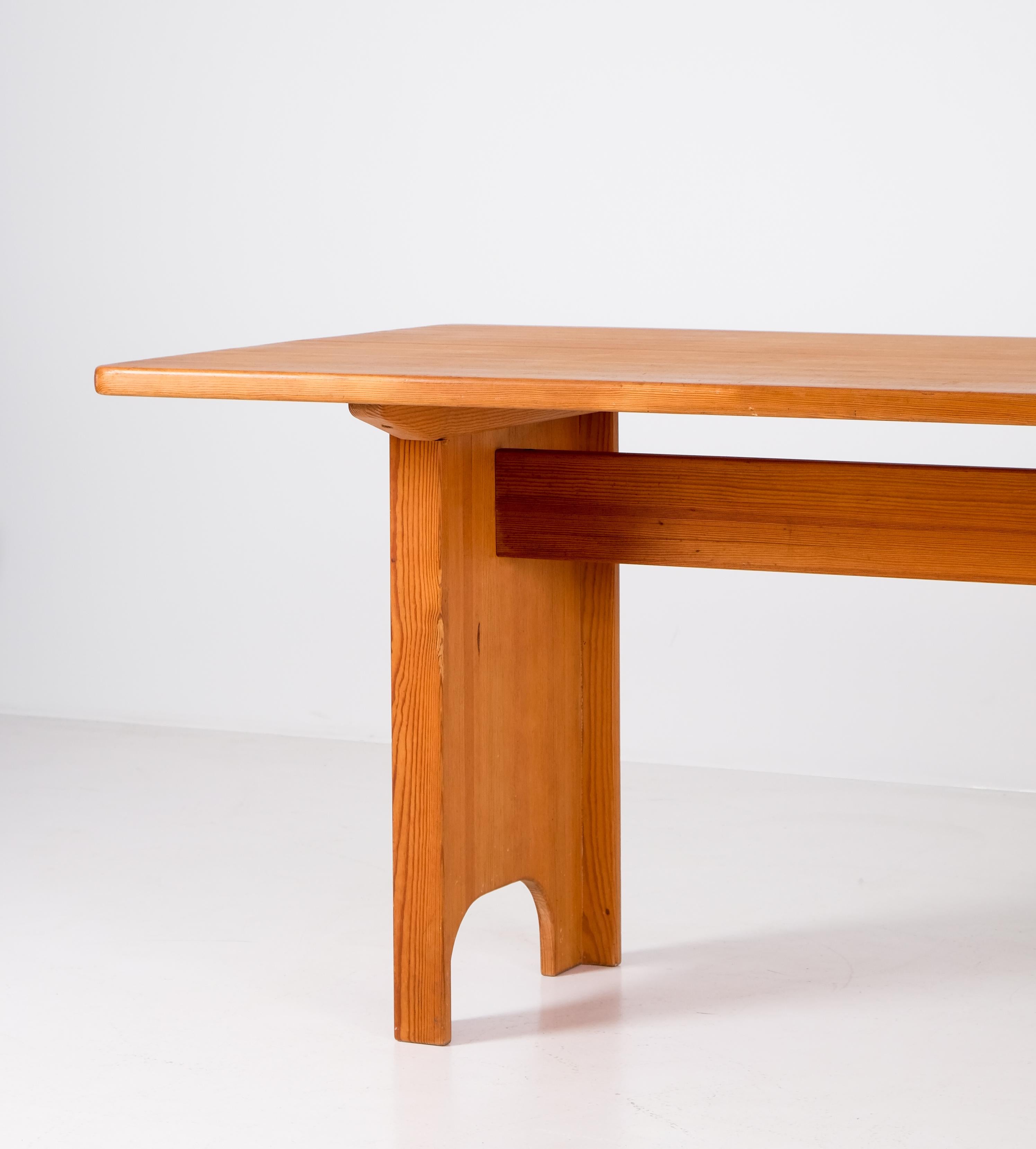 Esstisch oder Schreibtisch, entworfen von Yngve Ekstrom, hergestellt von Swedese, Schweden, 1960er Jahre.
Sehr guter Zustand mit geringen Gebrauchsspuren. 
 