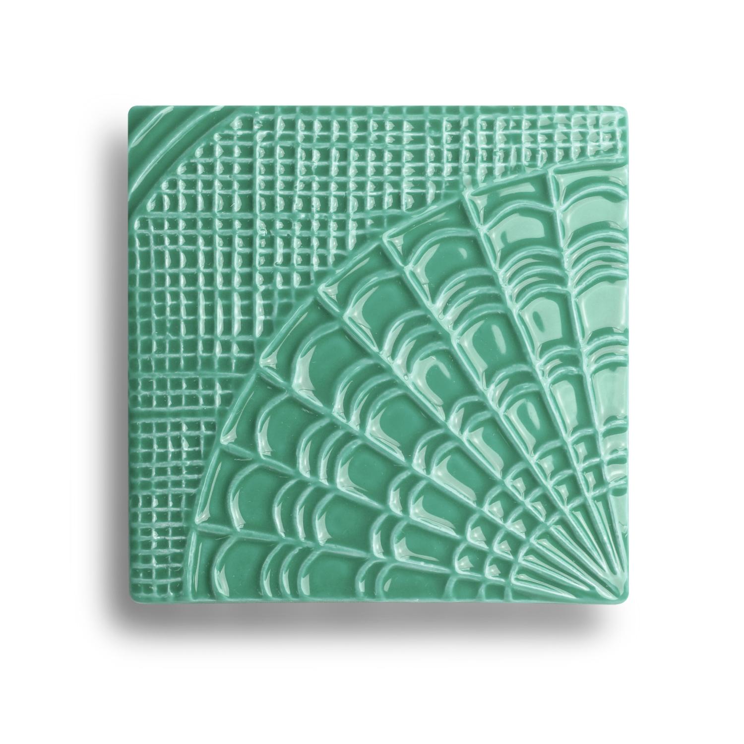 Der Esstisch Caldas ist ein Stück, das von Bistrot inspirierte Untergestelle mit handgefertigten portugiesischen Kachelplatten in verschiedenen Designs und Farben kombiniert. Seine Lebendigkeit und Farbe heben sich in jedem Raum ab und sind ideal