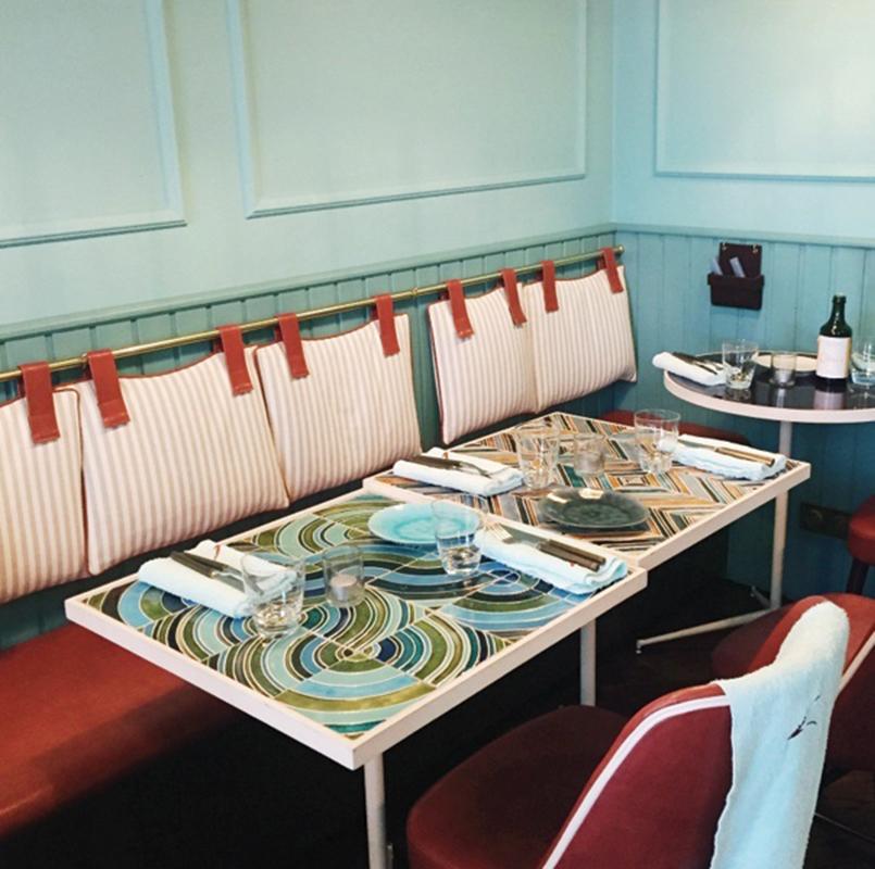 La table de salle à manger Caldas est une pièce qui combine des bases inspirées des bistrots avec des plateaux en carreaux portugais faits à la main, dans différents motifs et couleurs. Son éclat et sa couleur se démarqueront dans n'importe quel