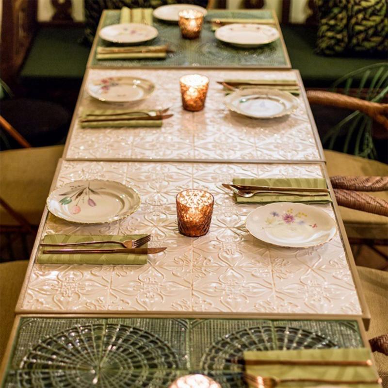 Vernissé Table de salle à manger Caldas Square avec carreaux faits à la main en vente