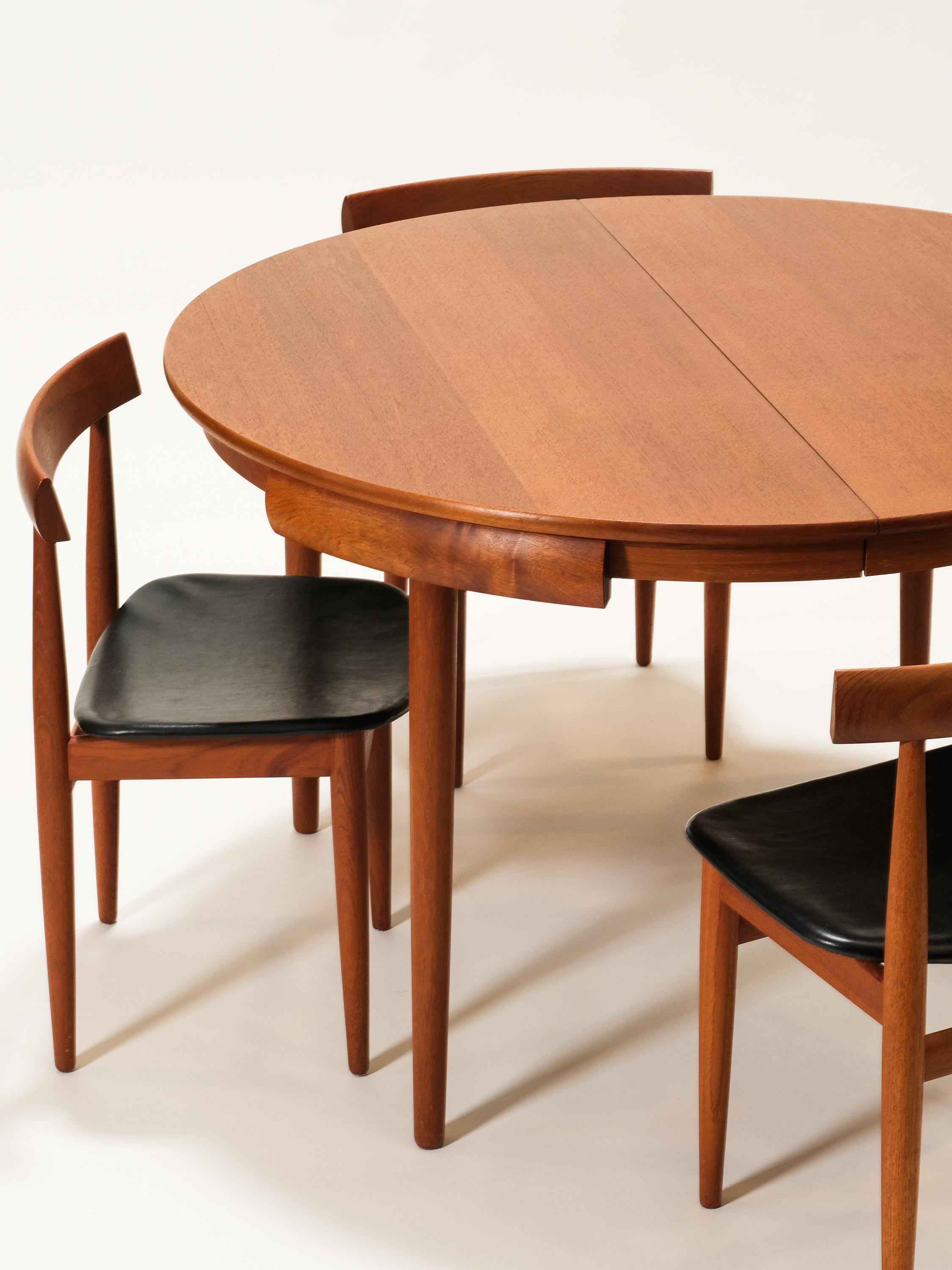 Dining Table & Chairs 