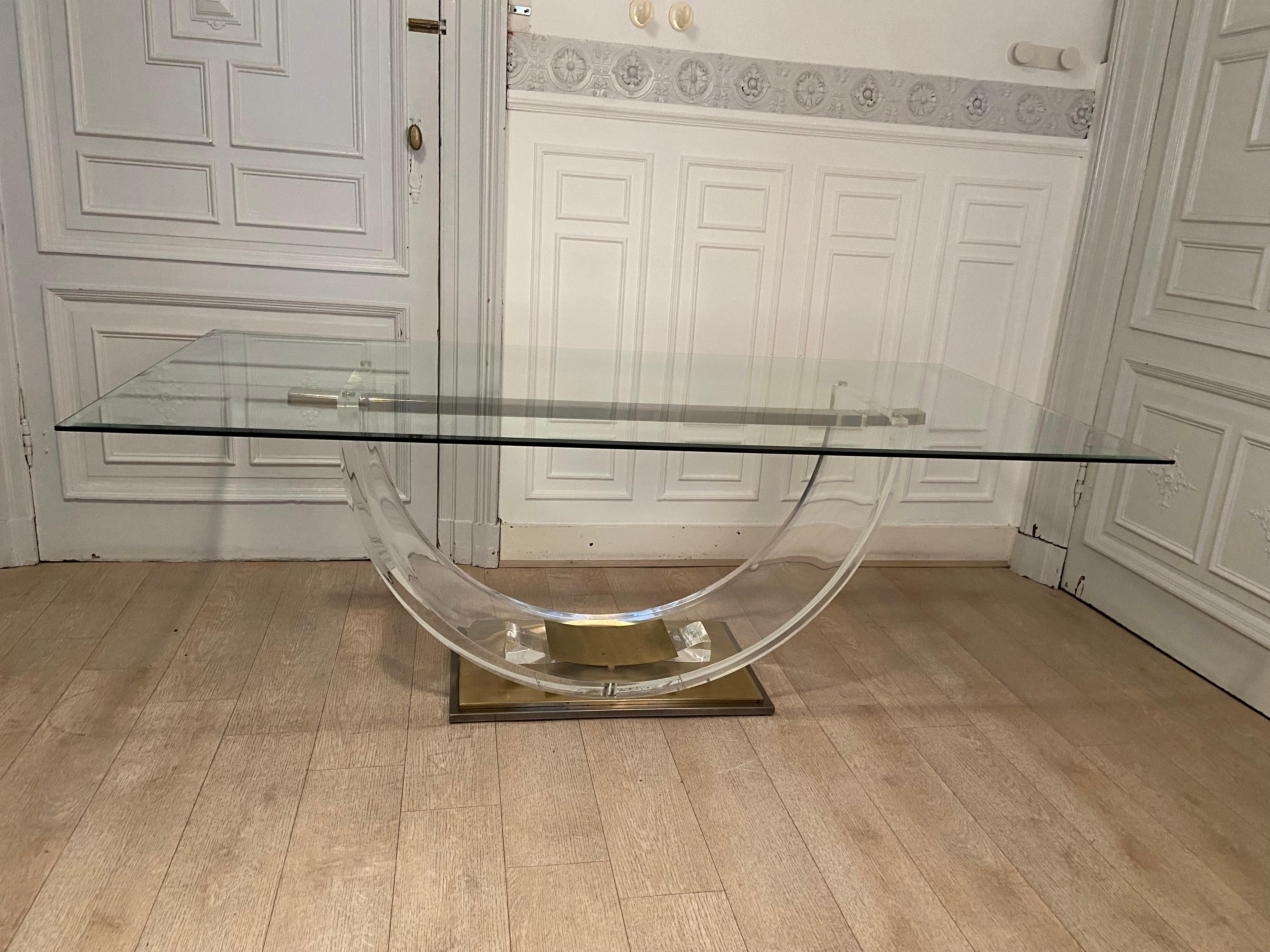 Elegant dining room table designed by the American designer charles hollis jones for the belgo chrom belgian manufacturer in the 70s. Brass base, plexiglass foot and bevelled glass top. Excellent vintage condition.