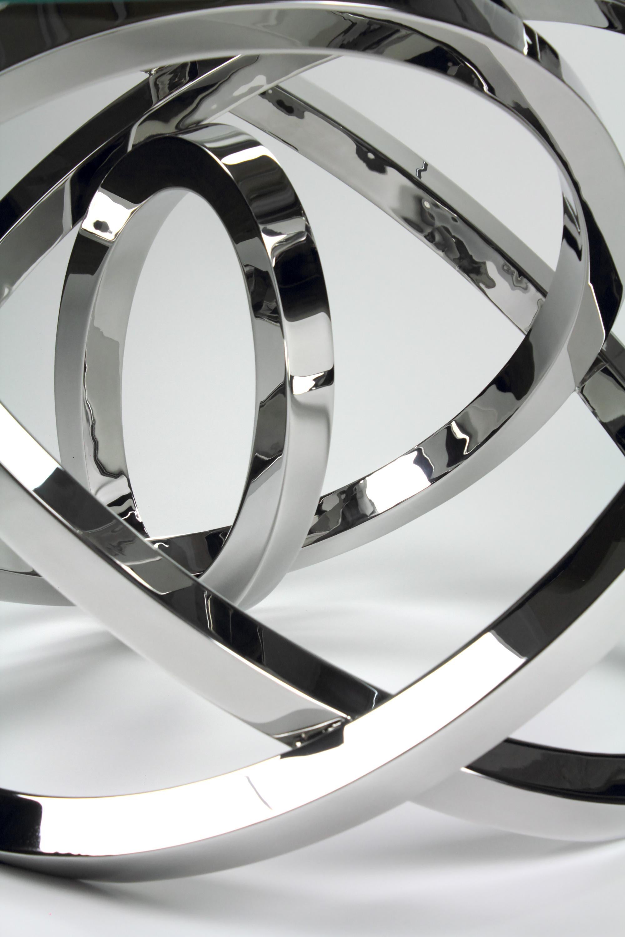 Acier inoxydable Table de salle à manger circulaire Miroir en acier, verre et cristal, design de collection fait à la main en vente