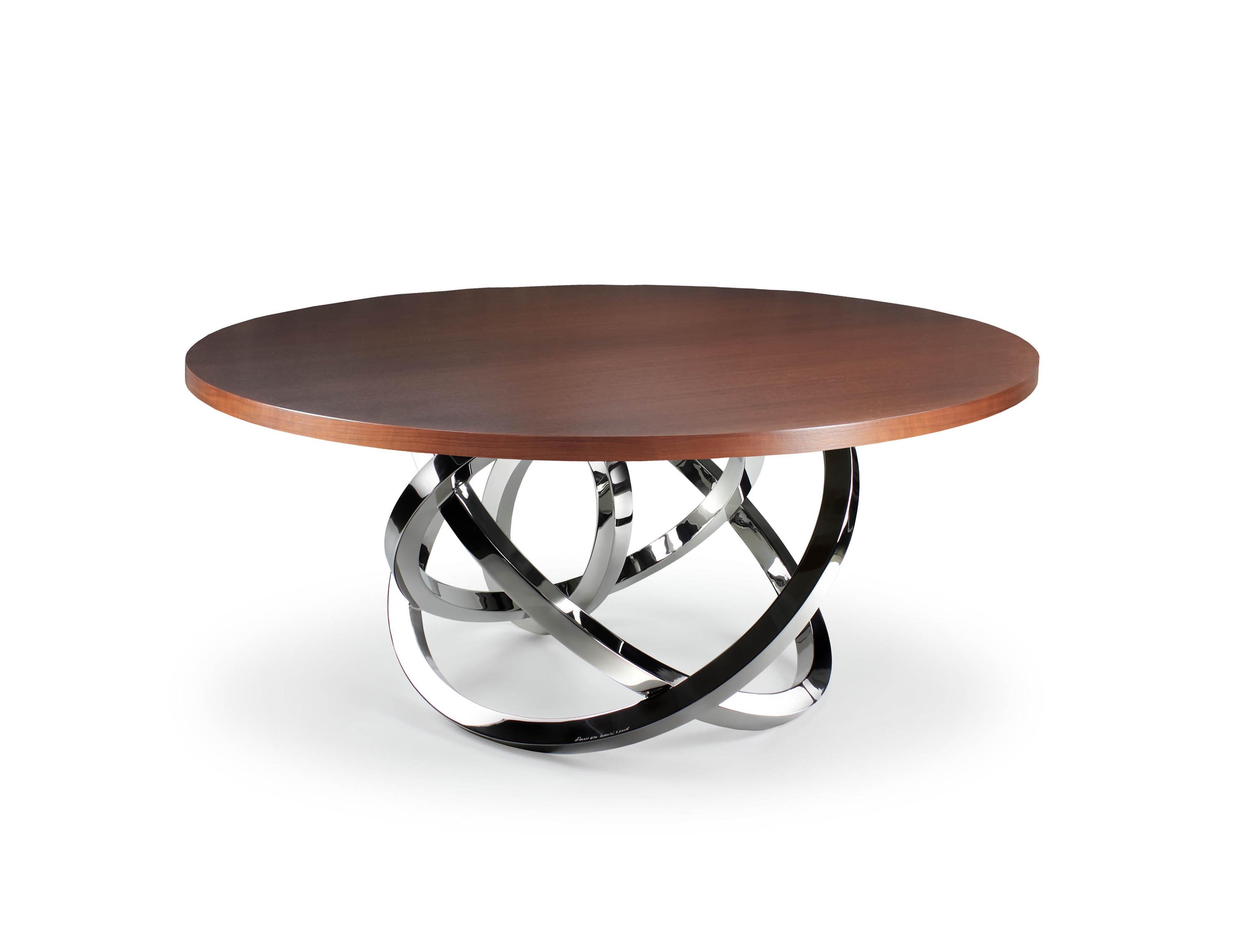 Der skulpturale Tisch 'Perseo' ist ein auffälliger Tisch mit einer Struktur aus hochglanzpoliertem Edelstahl und einer runden Tischplatte aus Walnussholz. Jeder einzelne Armreif wird von Hand geschweißt und hochglanzpoliert. Die spiegelnde