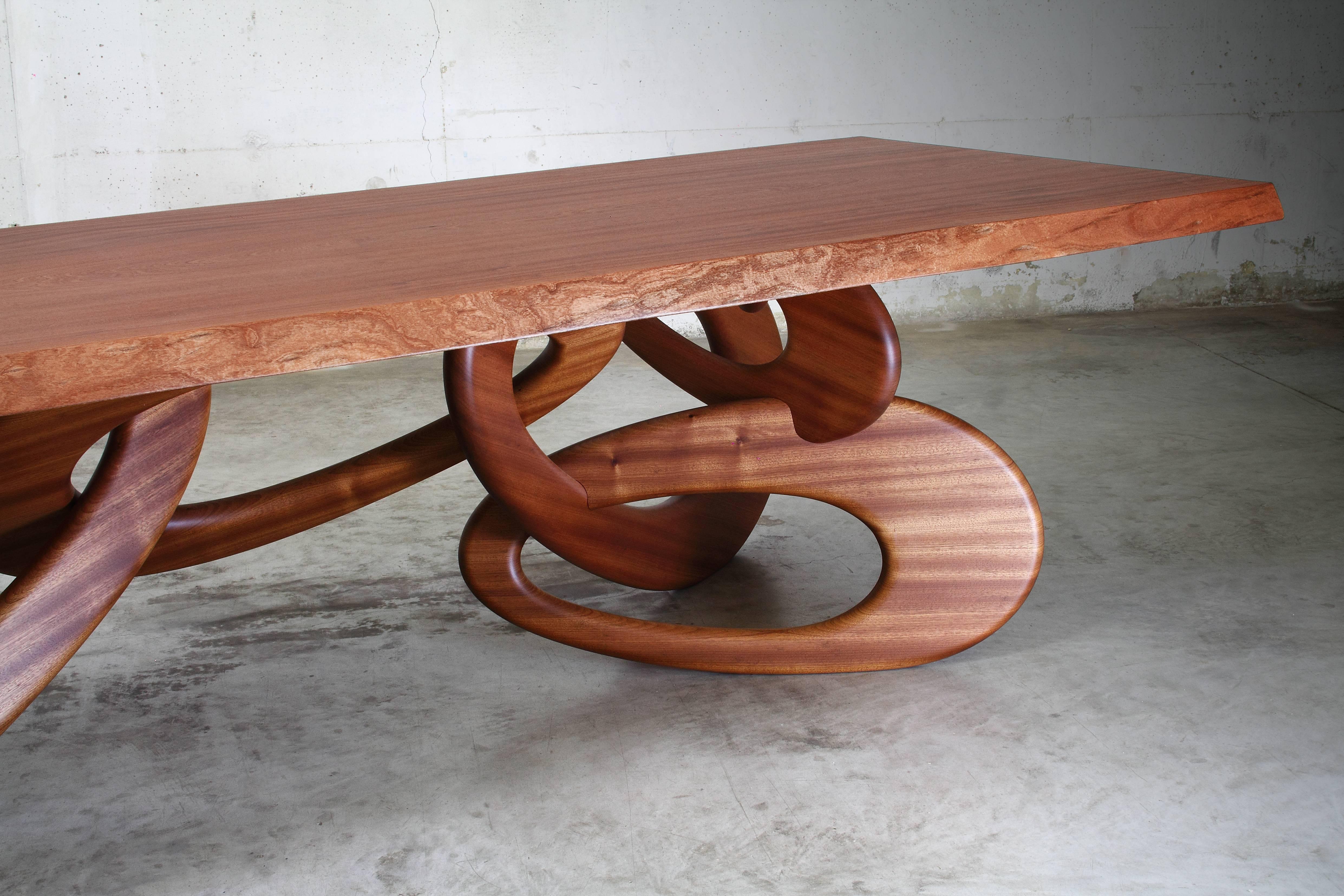 italien Table de salle à manger en bois massif et acajou, design de collection, faite à la main, Italie en vente
