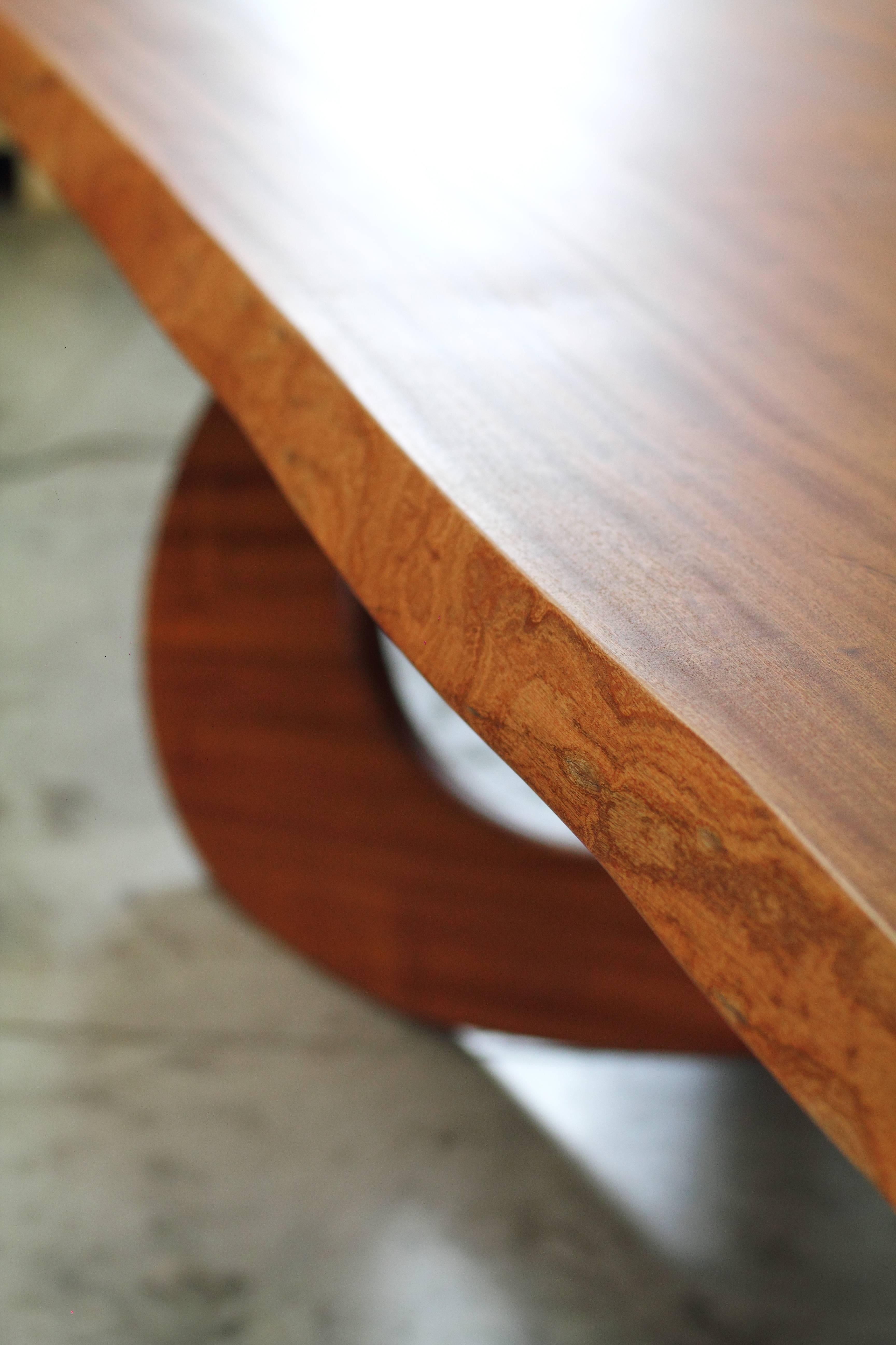 XXIe siècle et contemporain Table de salle à manger en bois massif et acajou, design de collection, faite à la main, Italie en vente