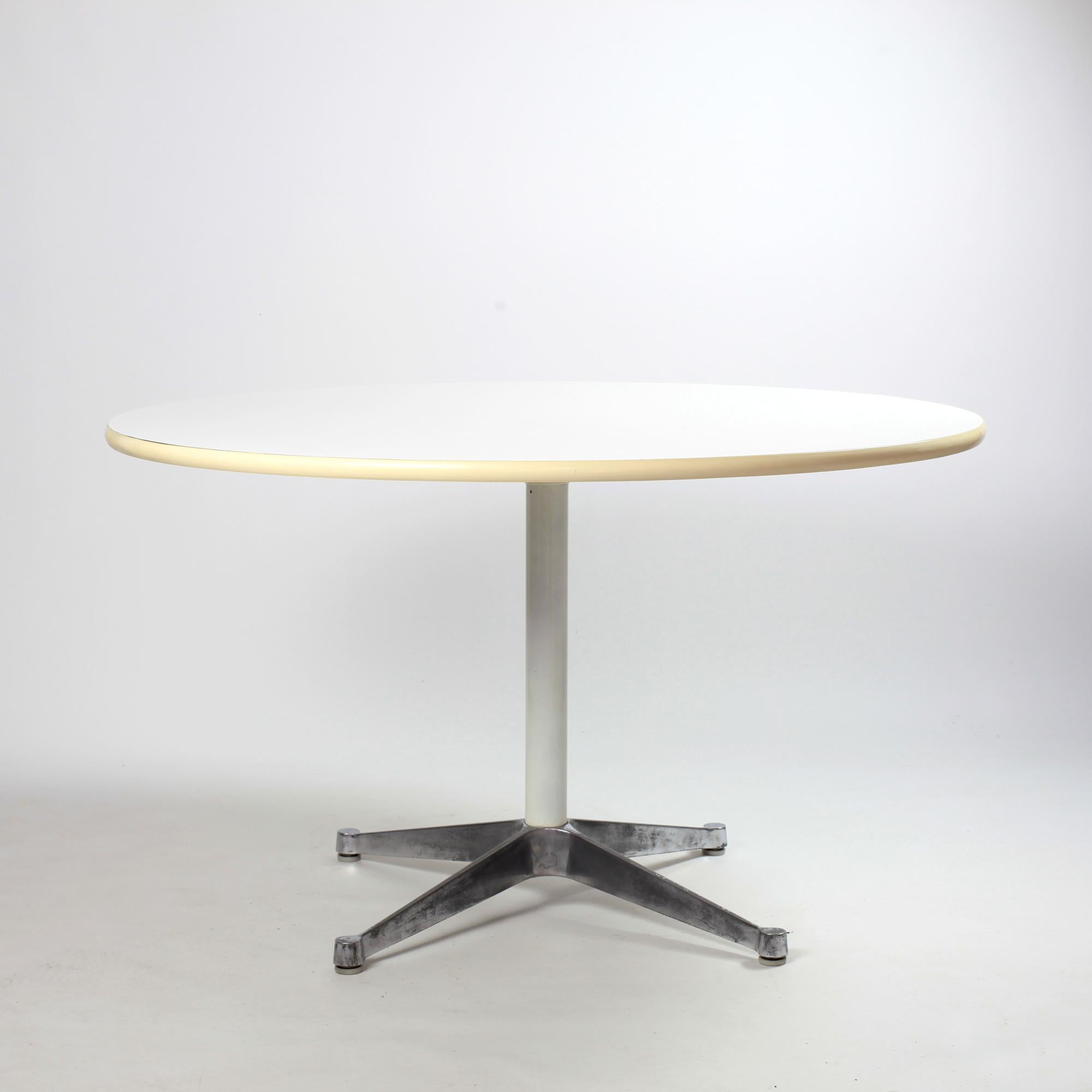 Mid-Century Modern Table de salle à manger Base Contract par Charles and Ray Eames pour Herman Miller en vente