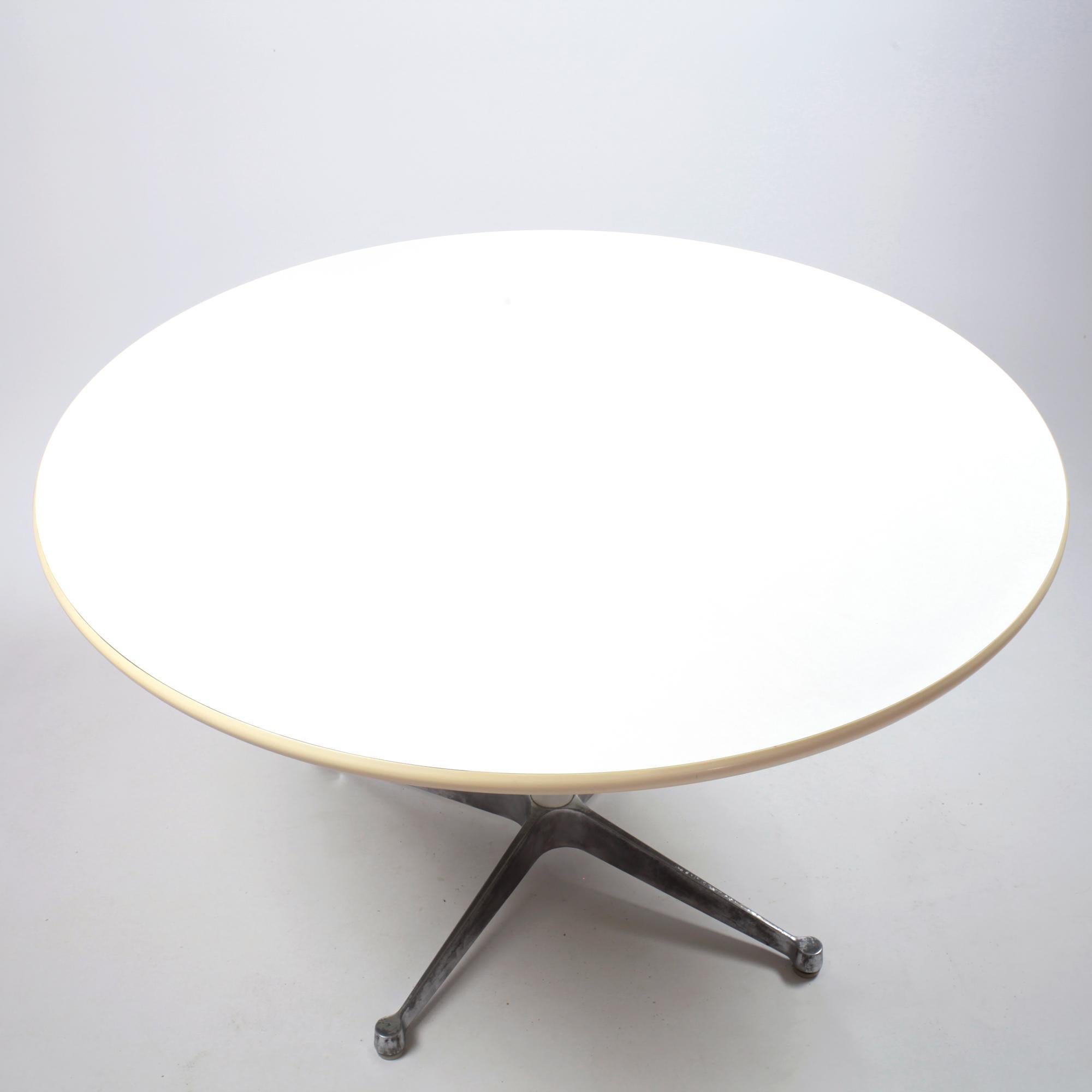 Aluminium Table de salle à manger Base Contract par Charles and Ray Eames pour Herman Miller en vente