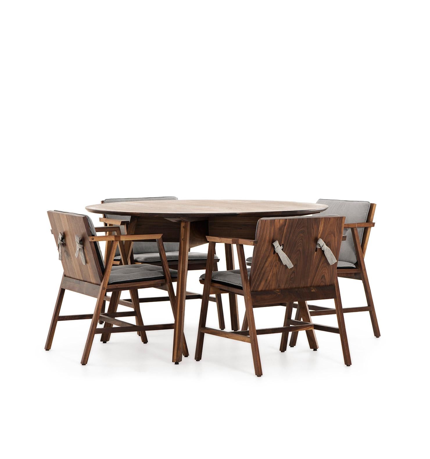 Introducing the Comedor Redondo DEDO, a Mexican Contemporary 4 Seat Dining Set designed by Emiliano Molina for CUCHARA. This dining set offers efficient and functional utilization of both its table top and the room in which it is placed. With a