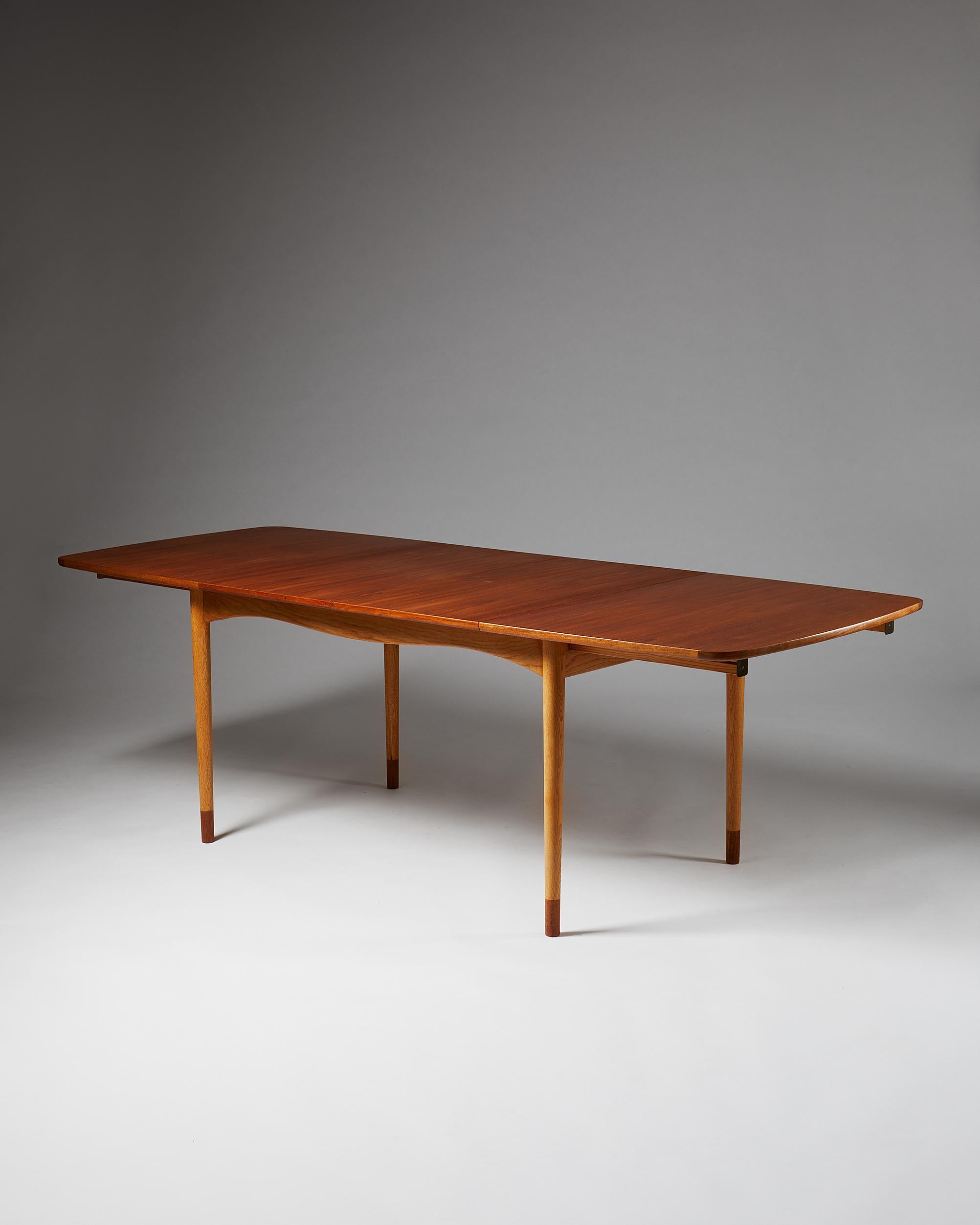 Solid oak frame, table top and extension leaves in teak.


Measures: H 73.5 cm/ 2' 5
