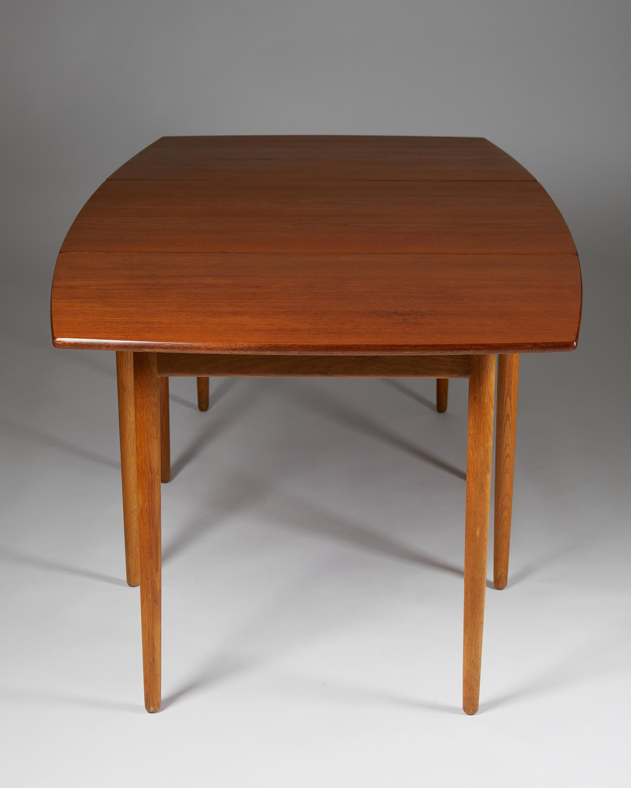 Dining table designed by Hans J. Wegner for Andreas Tuck, Denmark, 1950s In Good Condition For Sale In Stockholm, SE