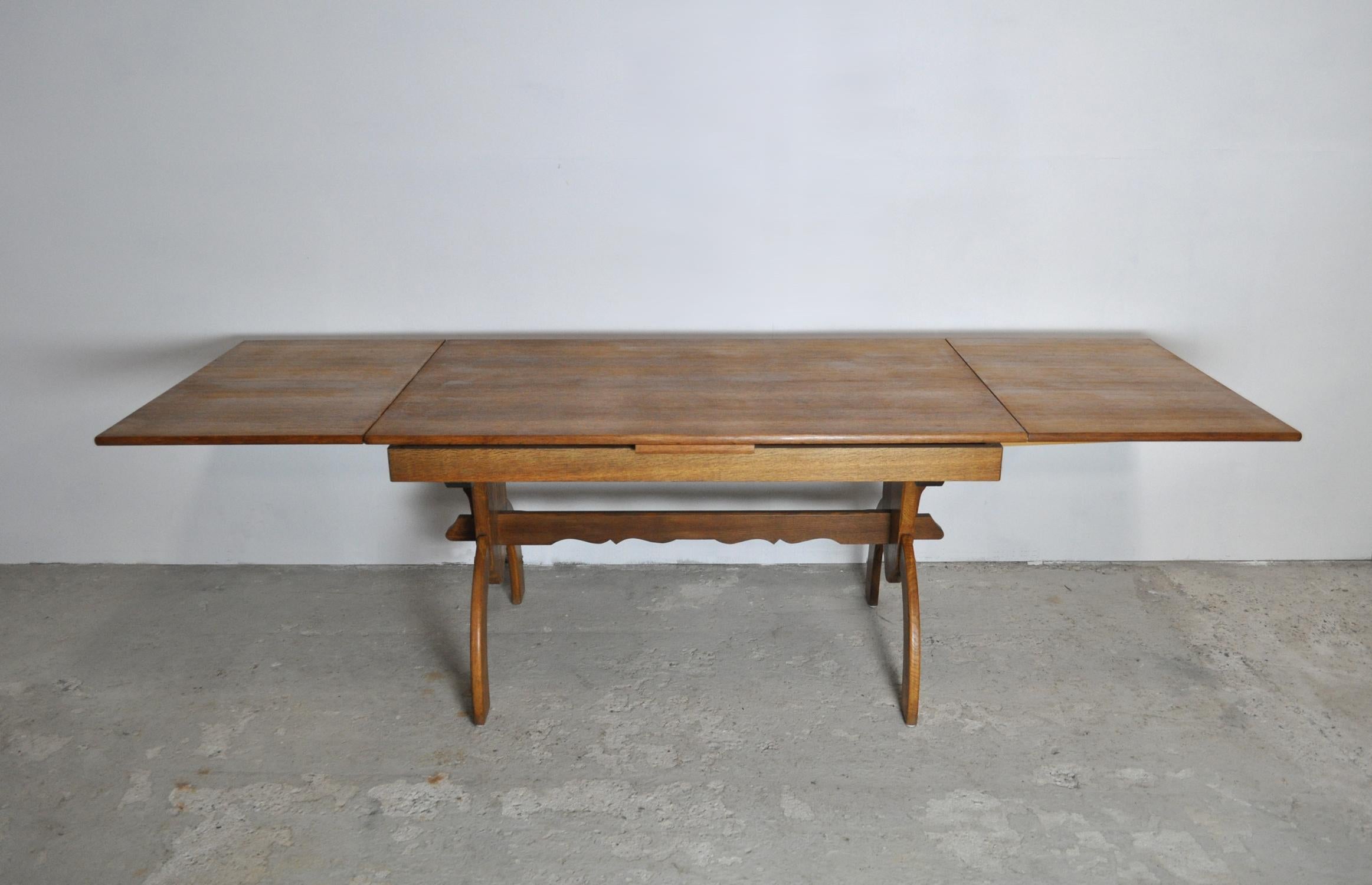 Dining table designed by Henning Kjærnulf for EG Kvalitetsmøbel, made of solid and veneer oak. Gorgeous grain and two expandable leaves.

A design where rustic meets modernism design. Gently refurbished solid oak with a beautiful grain. 4 dining