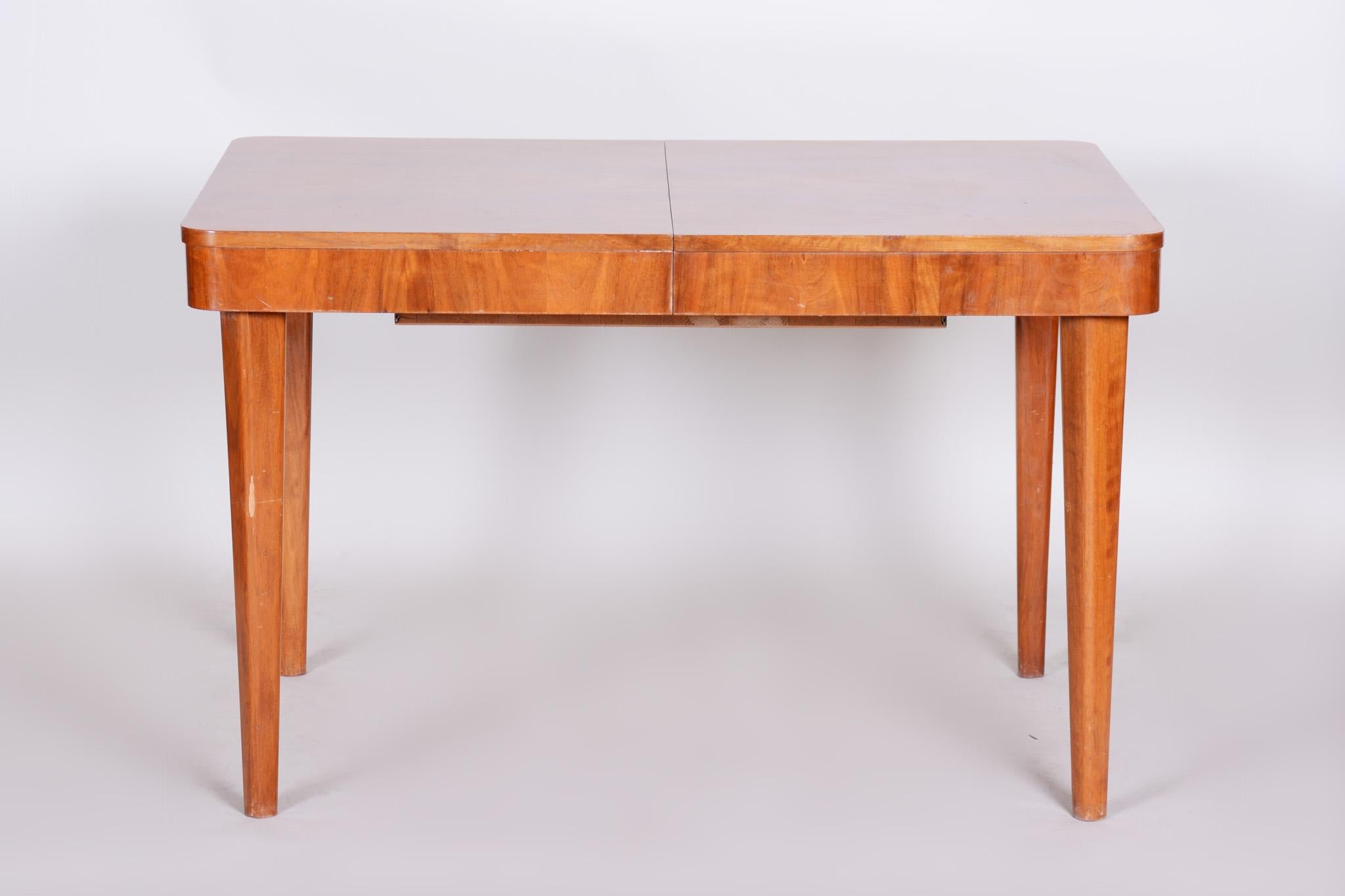 Art Deco Tisch.
Originalzustand
Oberfläche durch Klavierlacke zum Hochglanz gebracht.