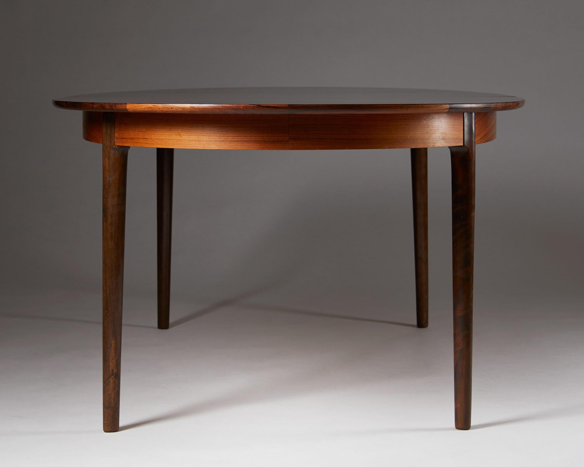 Norvégien Table à manger:: Design by Torbjørn Afdal for Bruksbo:: Norway:: 1950s en vente