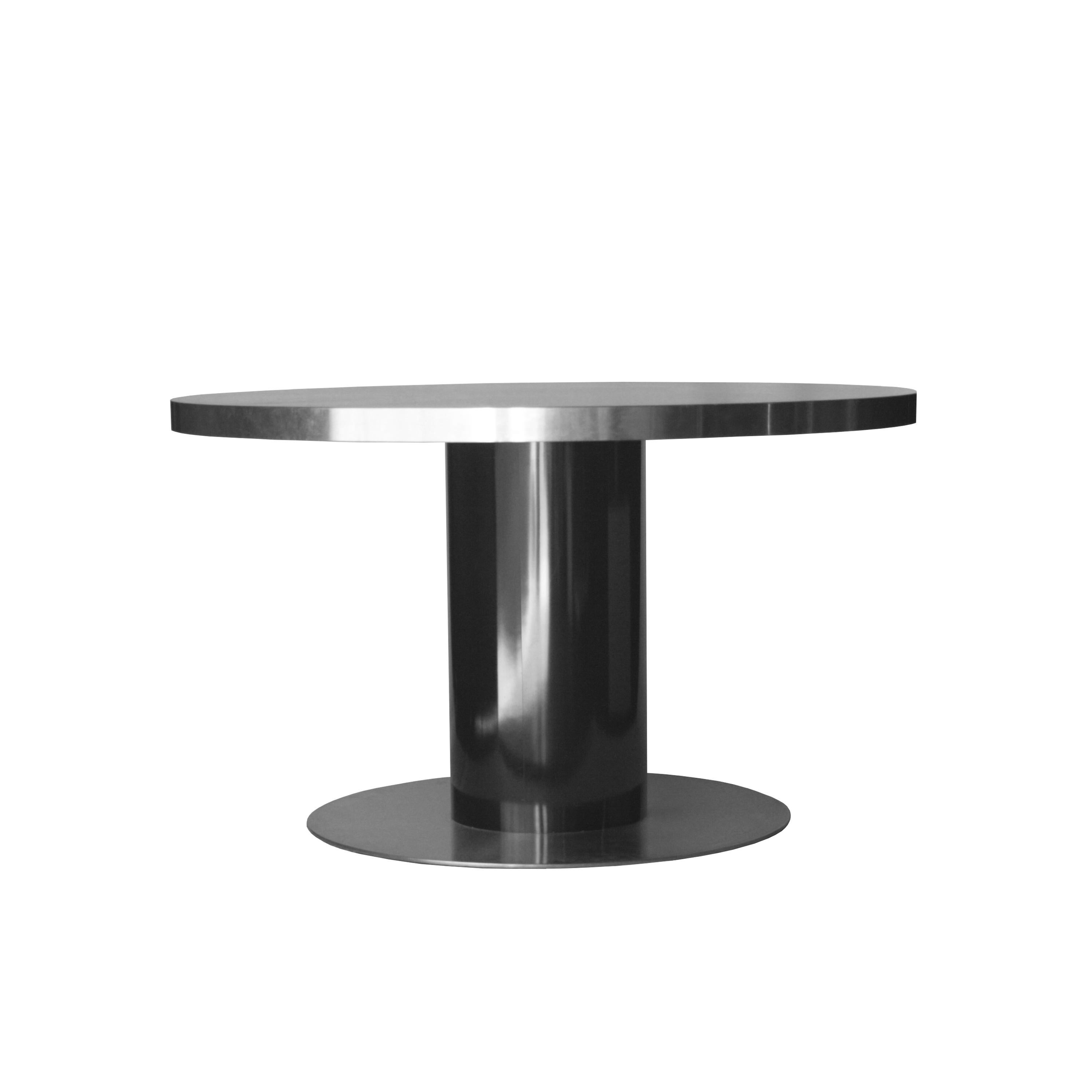 Circular dining table designed by Willy Rizzo, with black lacquered metal structure with base and profile in chromed steel and top in high gloss lacquered wood.