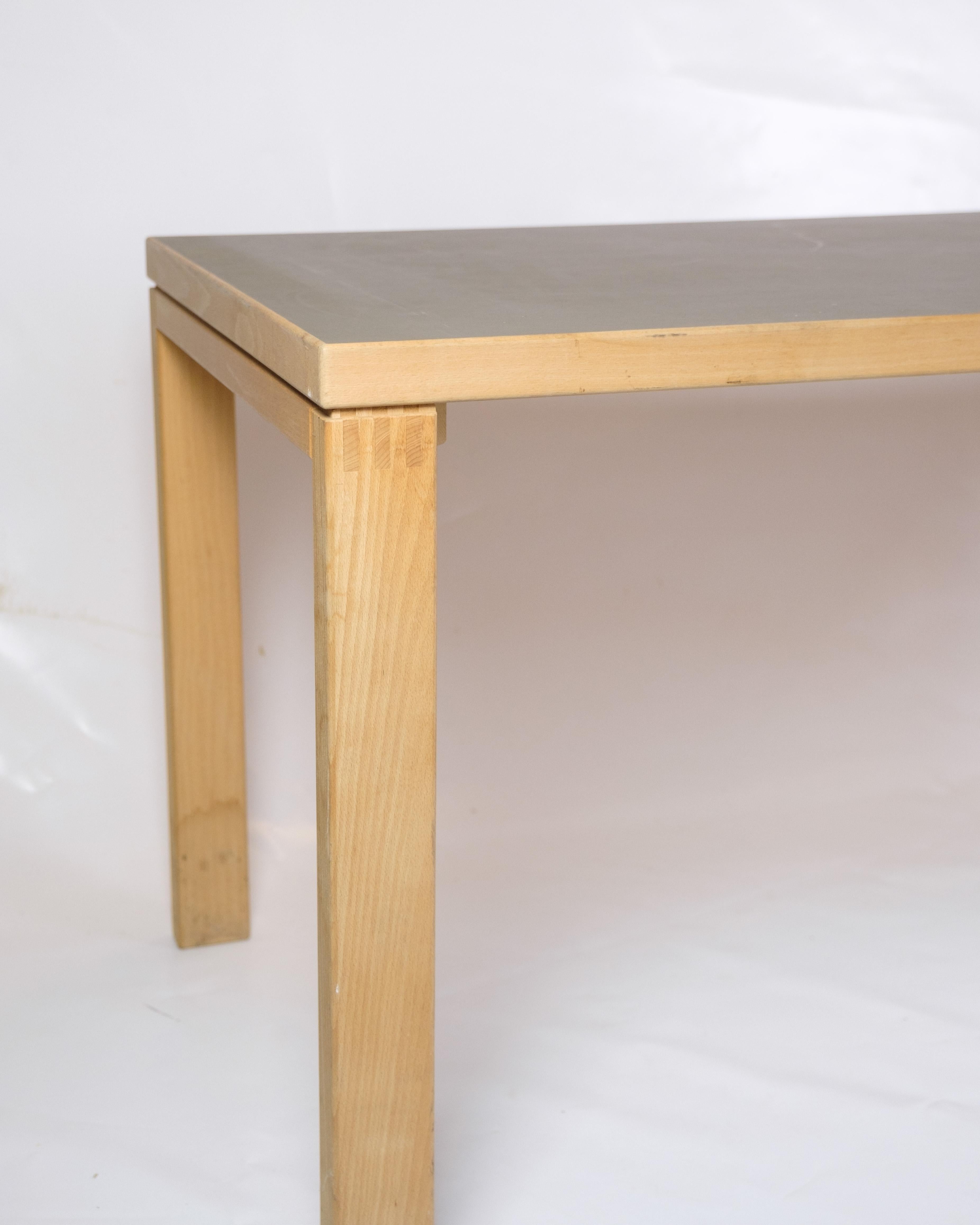 Dieser vielseitige Esstisch aus Buchenholz verbindet Funktionalität mit zeitloser Eleganz. Die Tischplatte ist mit Linoleum bedeckt, das ein dauerhaftes und stilvolles Aussehen verleiht.

Dieser Tisch wurde 1960 von dem berühmten finnischen