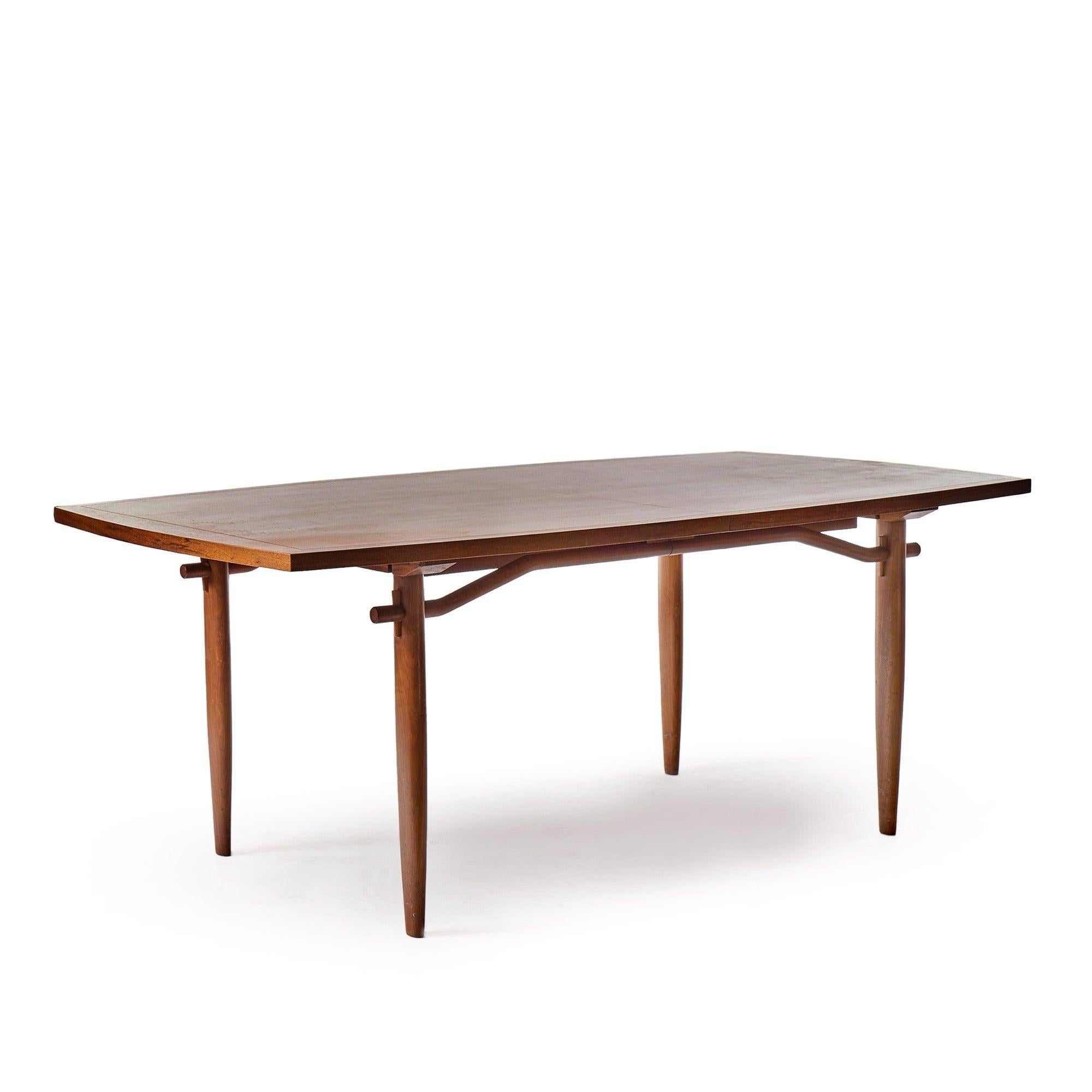 Magnifique table de salle à manger en noyer noir avec des traverses à tenon traversant maintenues en place par des cales japonaises. Tous les articles portent la marque du fabricant. Une feuille de 22 