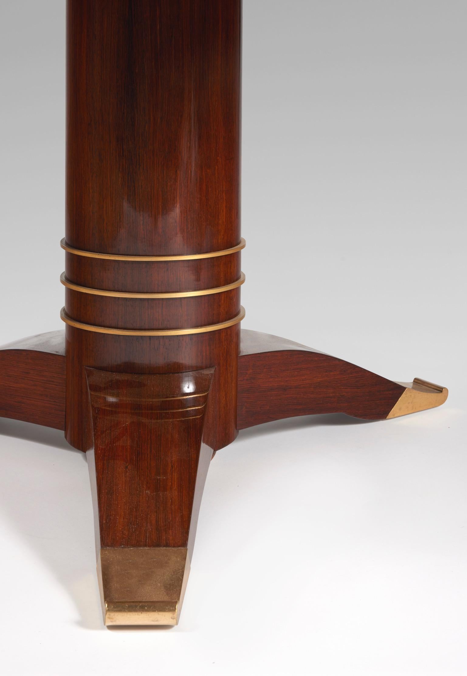 Round dining table. Tripod legs with gilded brass details. 
Comes with 3 extension leaves. 

Dimensions table : D. : 125 cm. H. 71 cm. 

Dimensions leaves : W. 55 cm. L. : 125 cm. 

Dimensions table opened : L. : 290 cm. 