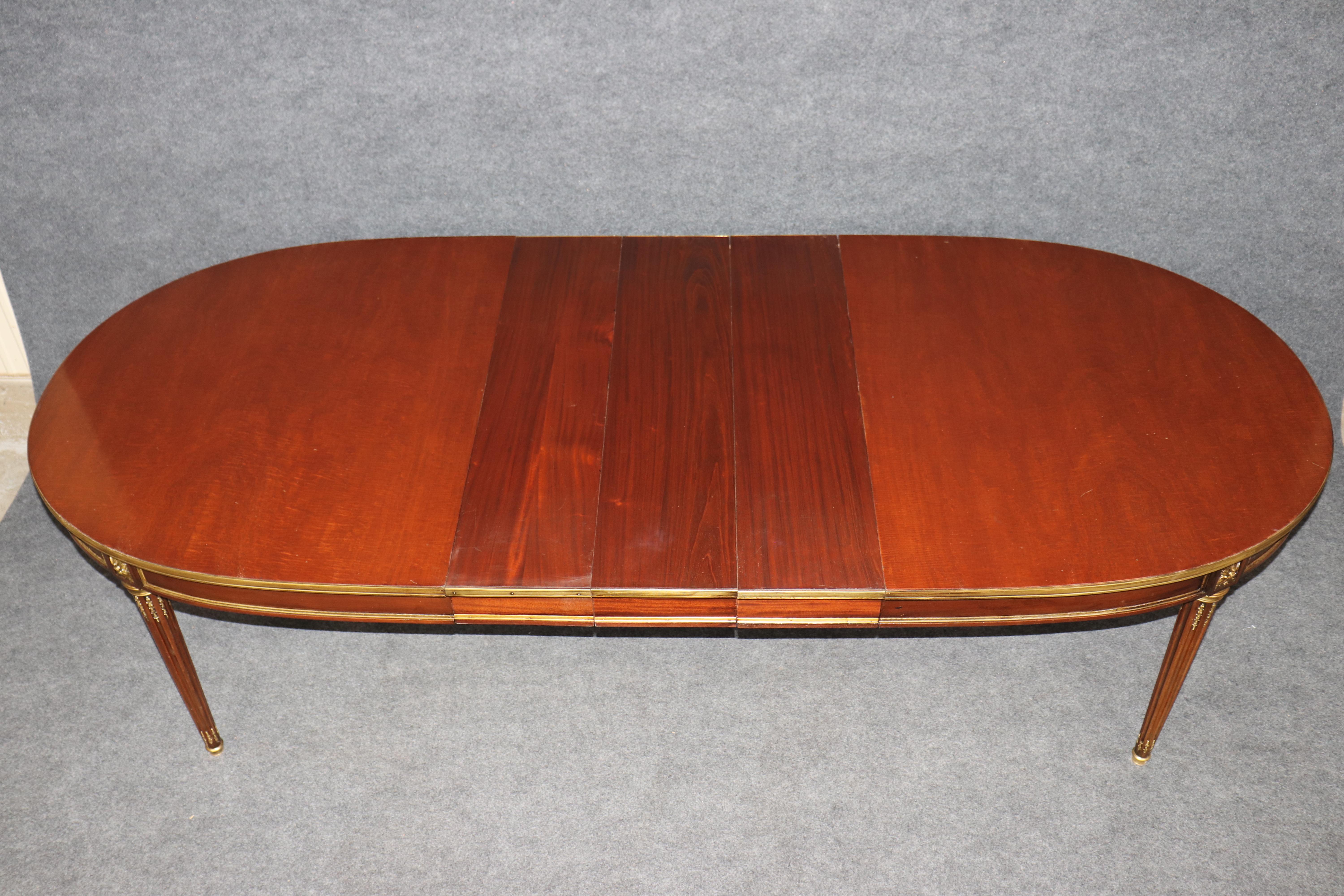 **Tavolo da pranzo allungabile firmato Maison Jansen in stile Luigi XVI, circa 1930**

Questo eccezionale **tavolo da pranzo firmato Maison Jansen** degli **anni '30** trasuda eleganza parigina e raffinatezza senza tempo. Sapientemente realizzato in