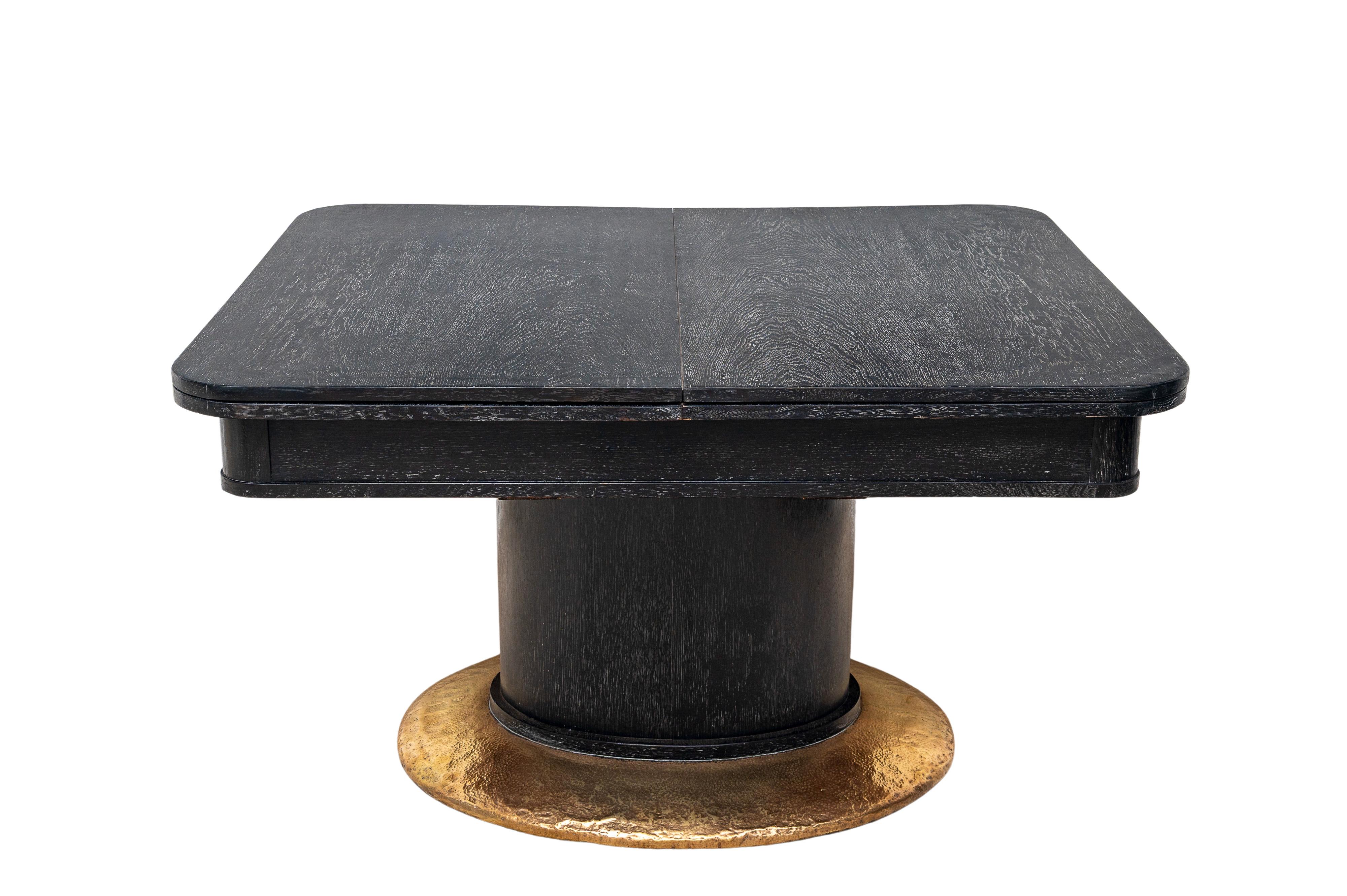 Table à manger (table de transformation), Fritz Nagel (conception), Adolf Nagel (exécution), école Josef Hoffmann, vers 1910

Technique : Épicéa plaqué chêne, teinté noir et chaulé, ferrures en laiton martelé (finition au marteau), (état