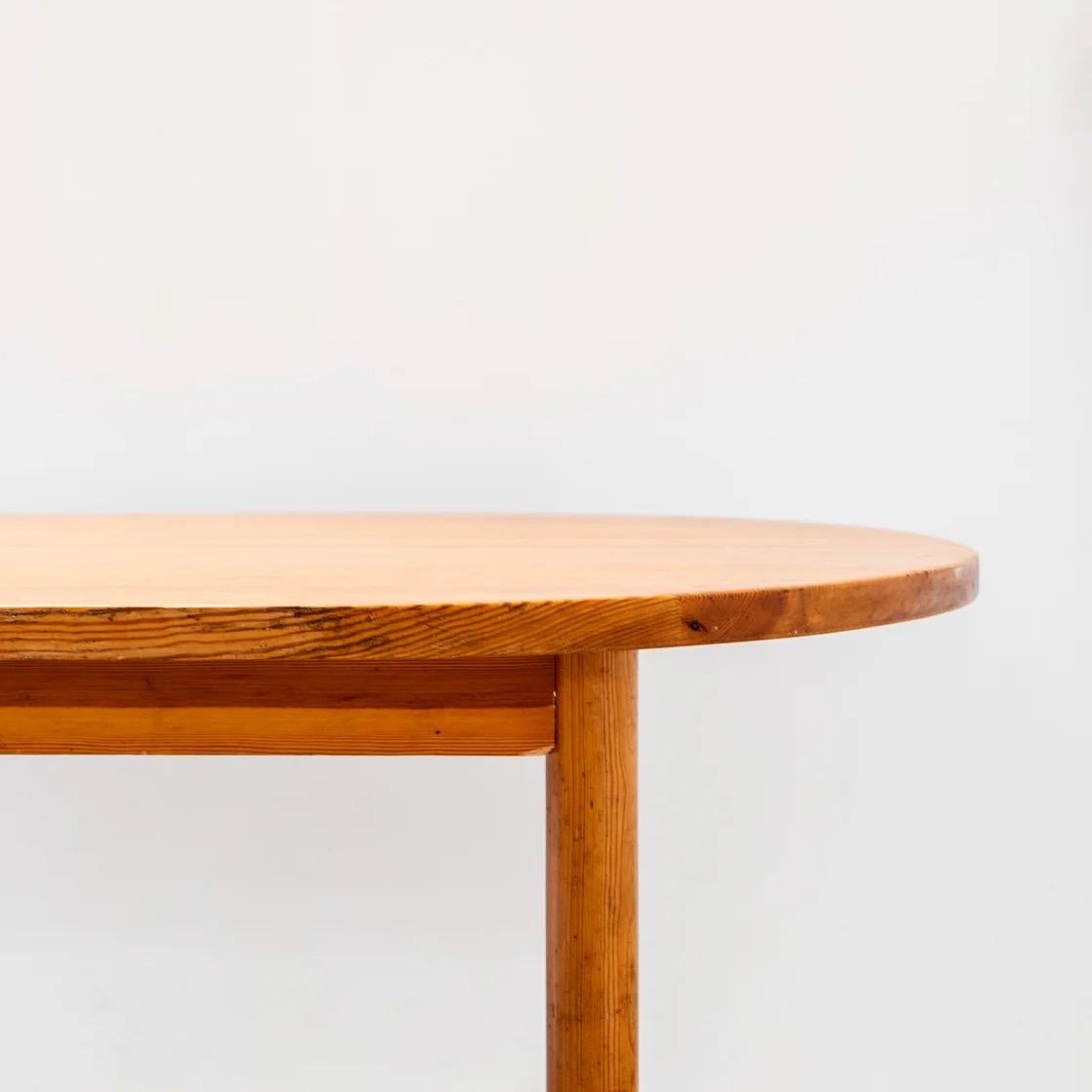 Un design simple et élégant qui exprime l'harmonie tranquille de l'artisanat scandinave. Le plateau ovale et les pieds arrondis mettent en valeur la beauté naturelle du bois massif, apportant un sentiment de chaleur et d'équilibre à tout intérieur.