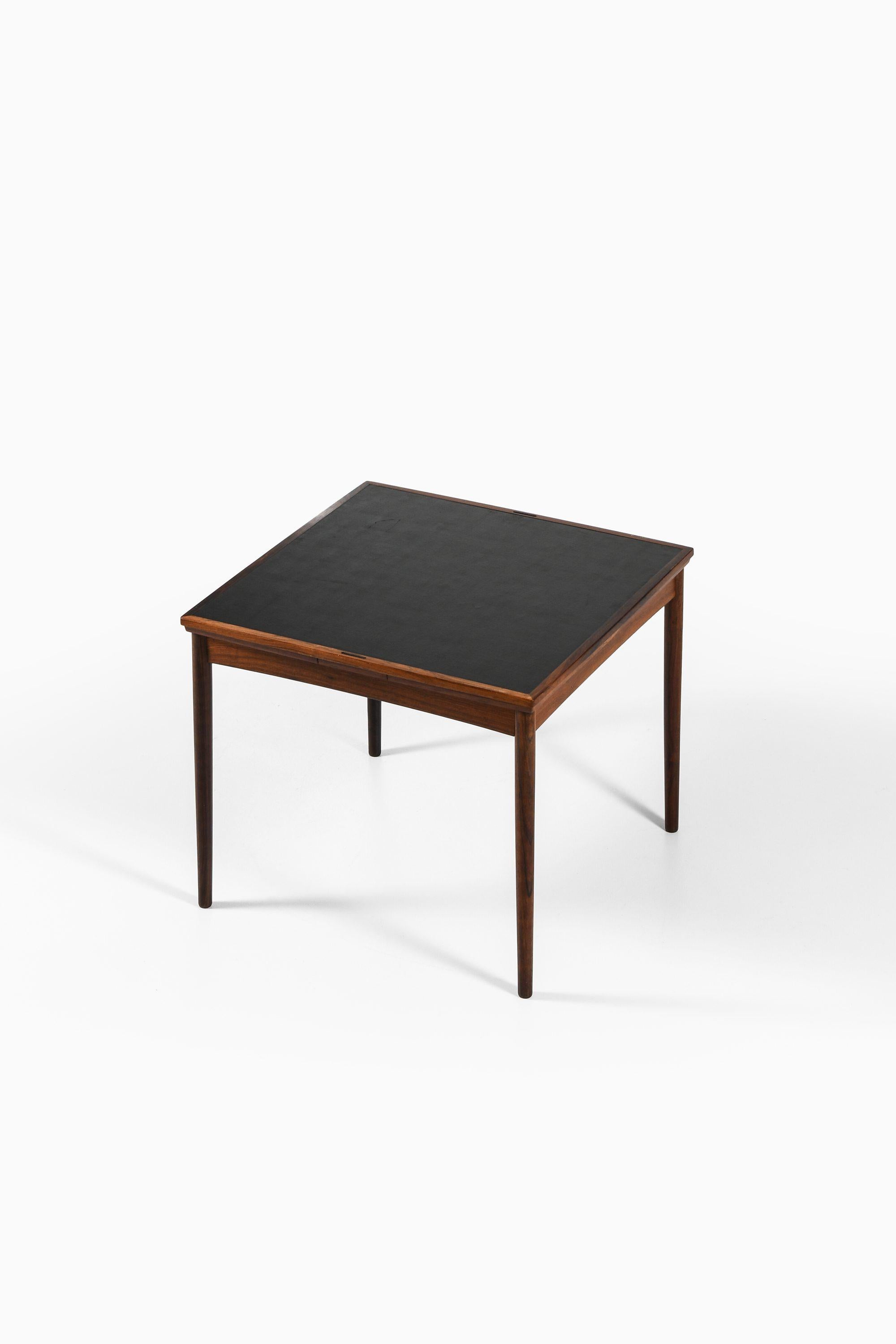 Mesa de comedor / mesa de juego en palisandro y cuero negro de Carlo Jensen, años 60

Información adicional:
Material: Palisandro y cuero negro
Estilo: Mediados de siglo, escandinavo
Rara mesa de comedor / mesa de juego modelo 240
Producido por Poul